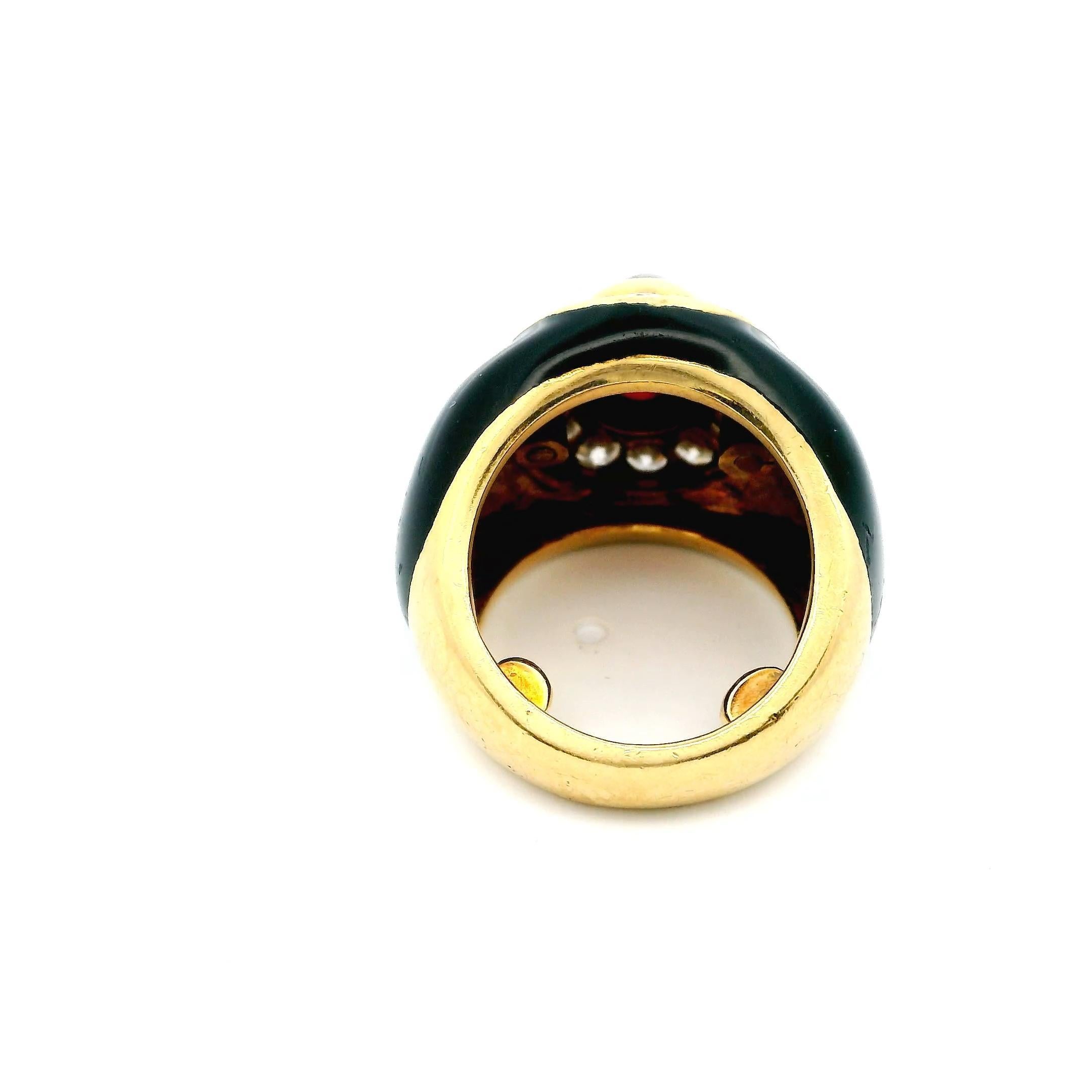 Cabochon Anello con rubino e diamanti 18k in vendita