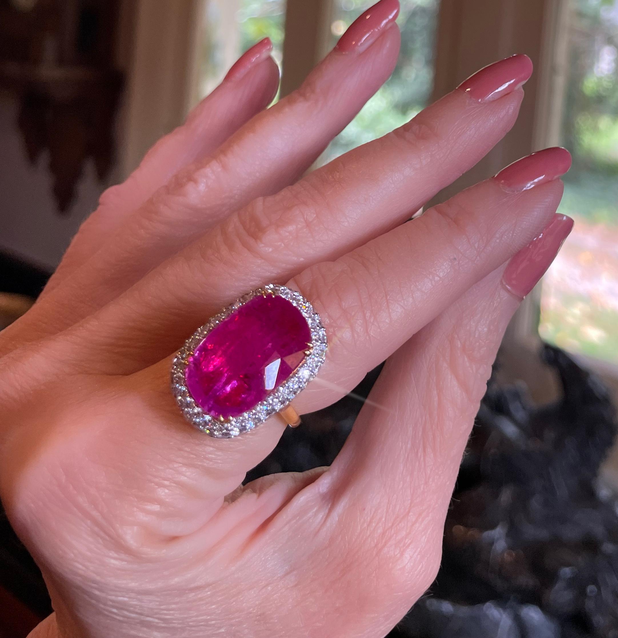 Old South Jewell è orgogliosa di presentare....LUXURY.   RUBINO GIGANTE MOZZAFIATO!  RARO ANELLO VINTAGE CERTIFICATO GIA 18K CON ENORME RUBINO ROSSO NON RISCALDATO DI 13,68 CARATI!   Raro ed enorme rubino rosso ricco da 11,96 carati, coronato da