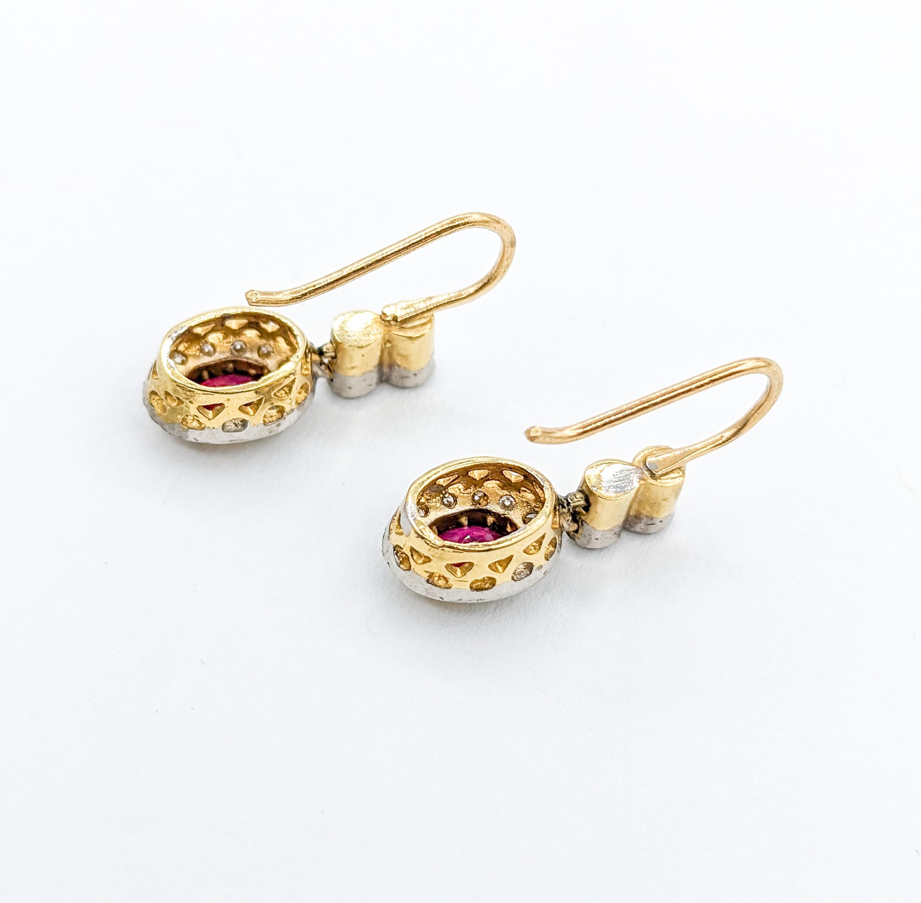 Anmutige 18k Rubin & Diamant zweifarbige Ohrringe mit Haken

Erhöhen Sie Ihre Eleganz mit unseren exquisiten Ohrringen, die sorgfältig aus 18 Karat Weiß- und Gelbgold gefertigt sind. Diese bezaubernden Ohrringe sind mit runden Diamanten von