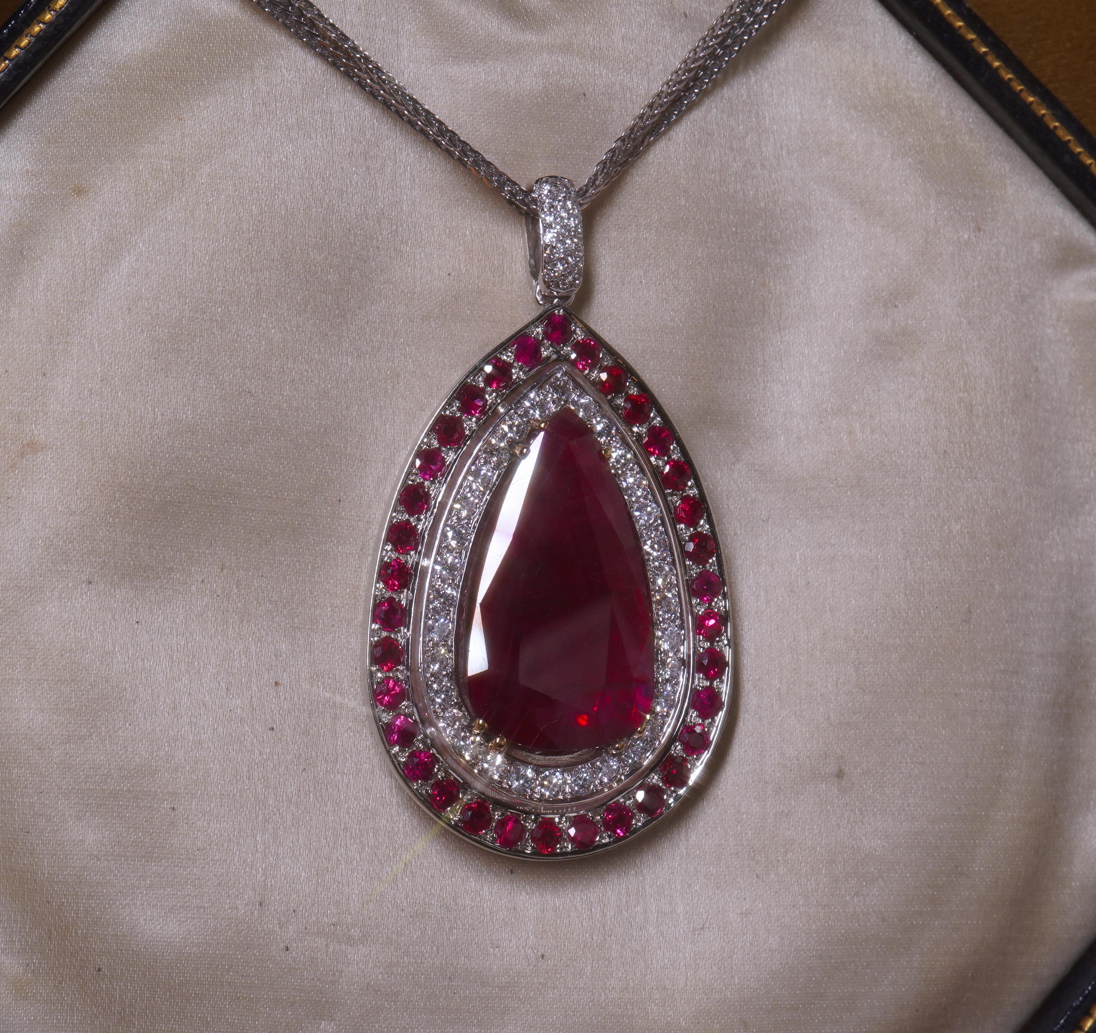 18K Ruby Unheated AGL Diamond Necklace Pendant Vintage Natural Huge 14.58 Carats For Sale 2