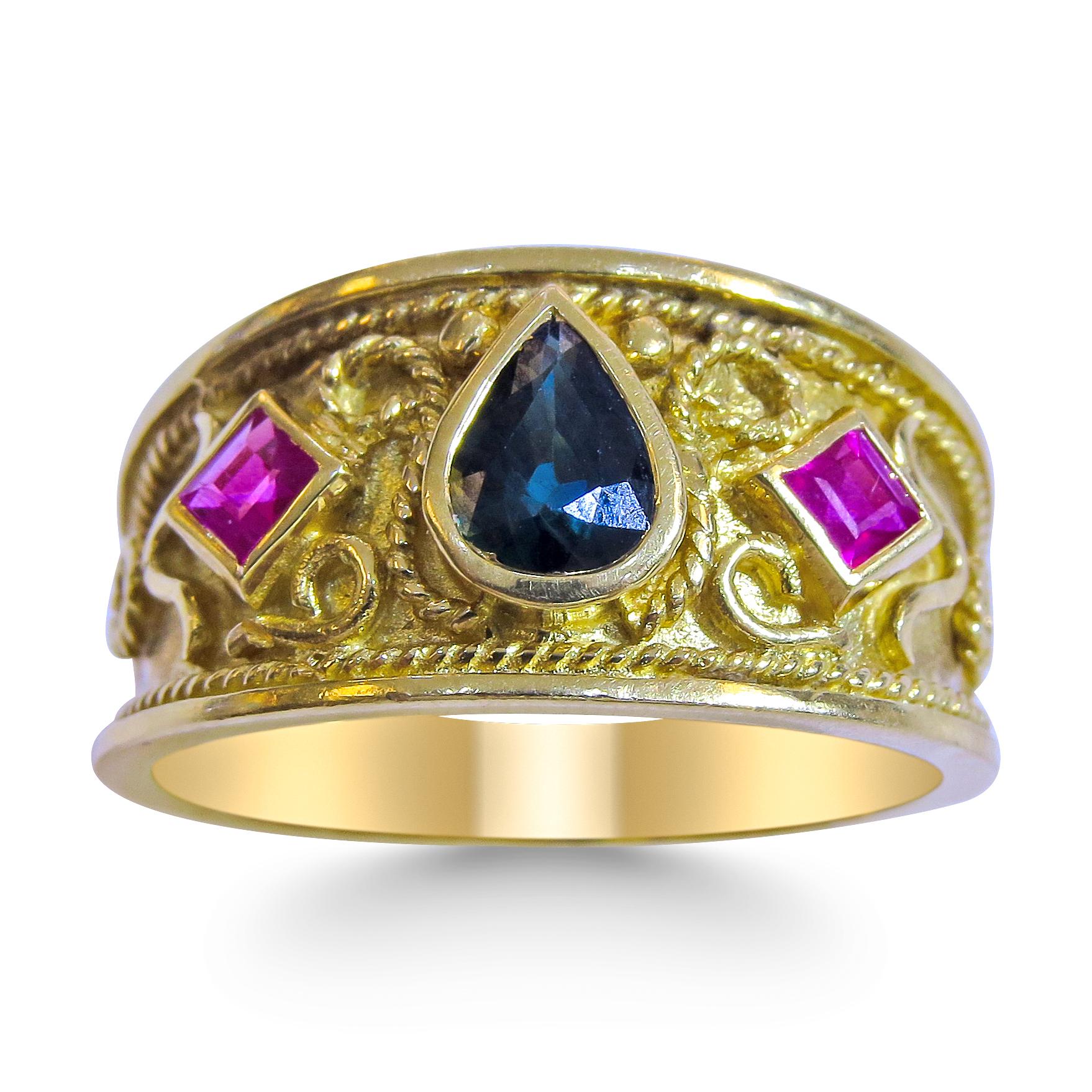 18 Karat  Vintage Sapphire and Ruby Ladies Ring In Excellent Condition For Sale In Jackson Heights, NY