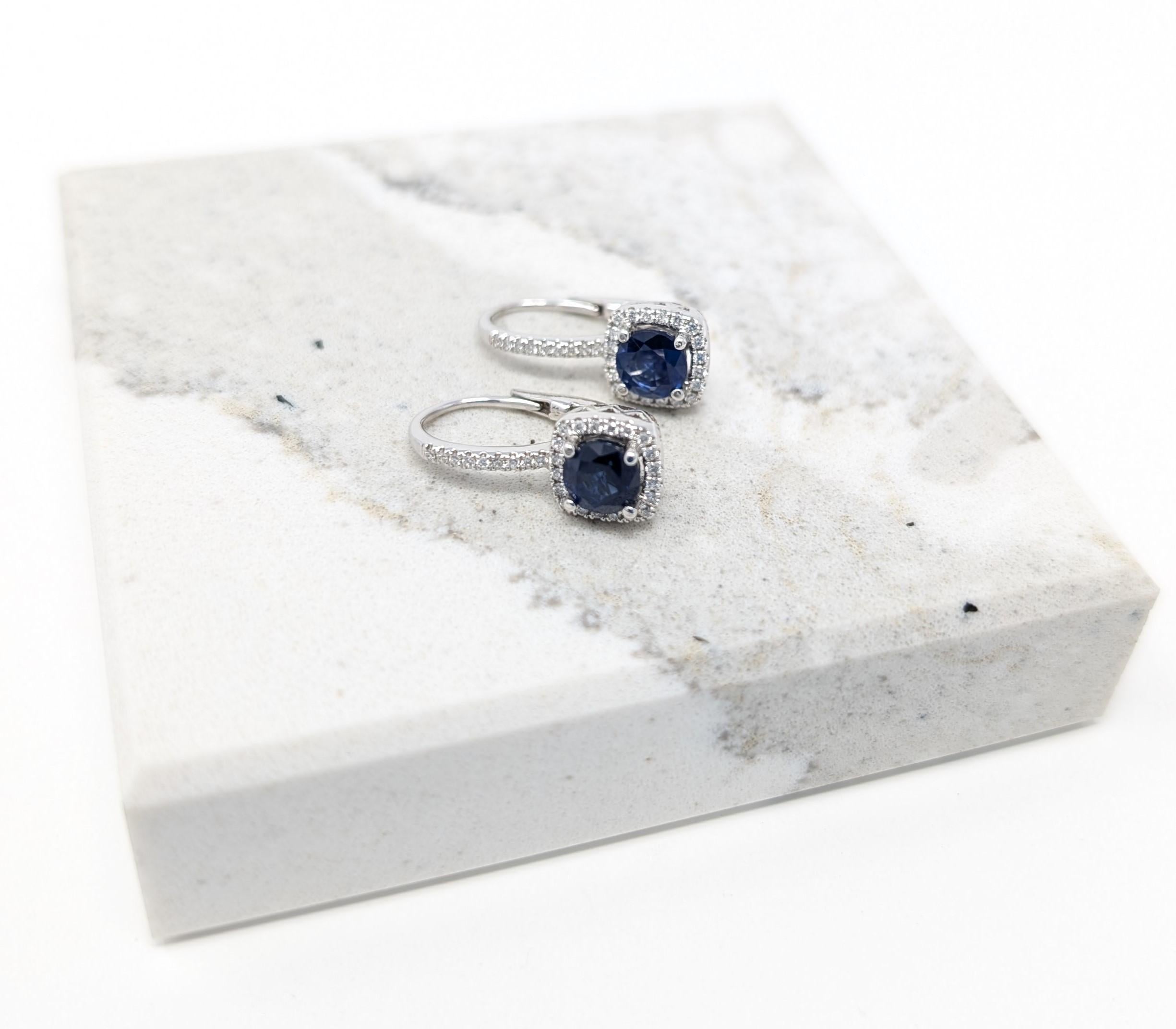 Splendidi orecchini a goccia con zaffiro blu di Ceylon e diamanti in oro bianco 18 carati con montatura a leva (timbro 750). Ogni zaffiro ha una dimensione di 1,04 carati con un taglio rotondo a brillante, ci sono 58 diamanti rotondi a brillante per
