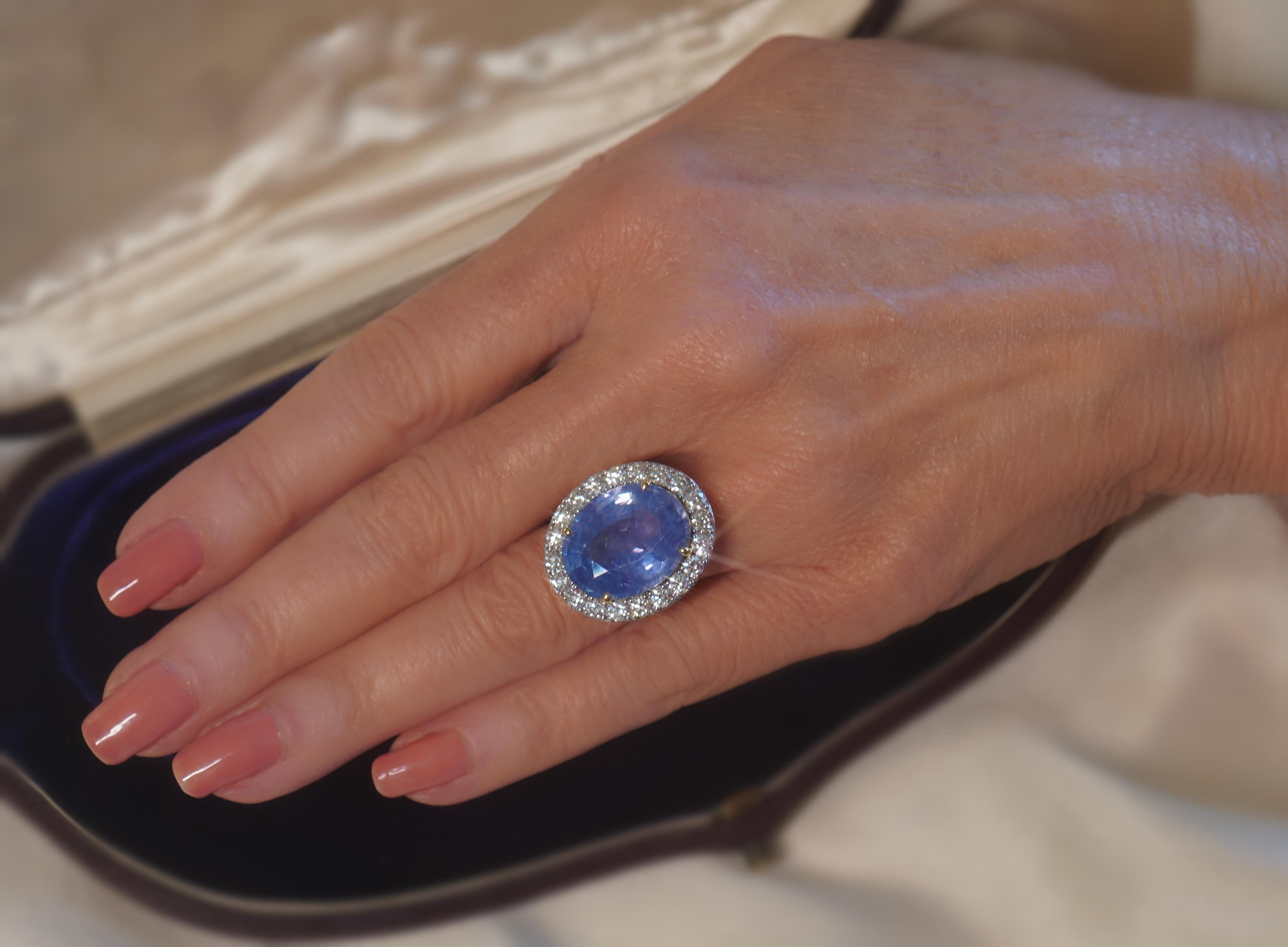 Old South Jewels proudly presents... VINTAGE LUXURY.   GIA CERTIFIED 18K GIANT 21.57 CARATS  UNHEATED SAPPHIRE & DIAMOND VINTAGE RING & BOX!   HUGE 18.56 CARAT BRILLIANT CORNFLOWER BLUE GIA CERTIFIED RARE NO HEAT NATURAL SAPPHIRE.   This Gorgeous