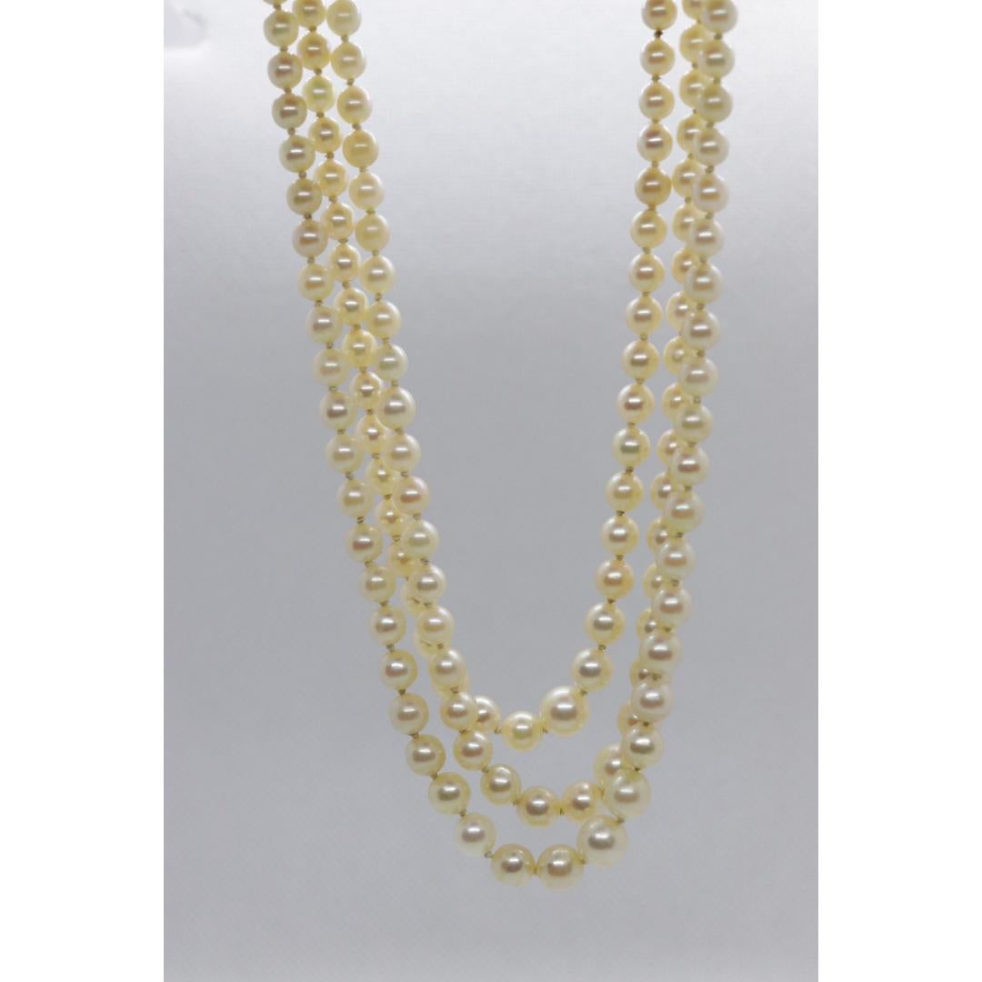 De las mujeres Collar de tres hilos de zafiro, rubí y diamante de 18 quilates con perlas de agua salada graduadas.