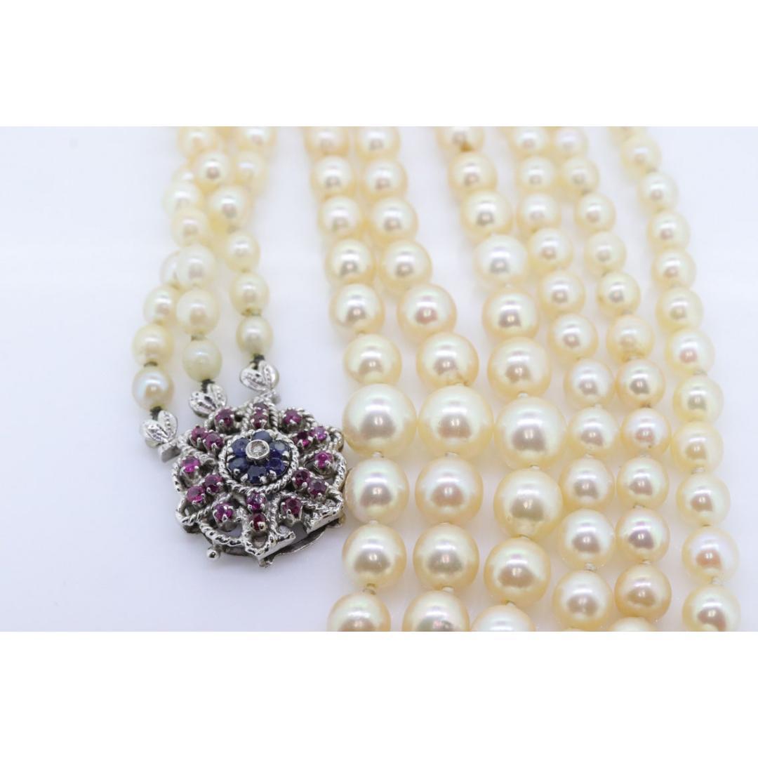 Collar de tres hilos de zafiro, rubí y diamante de 18 quilates con perlas de agua salada graduadas. 5