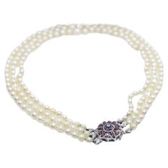 Collana a tre fili in 18k con zaffiro, rubino, diamante e perle d'acqua salata.