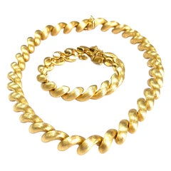 Conjunto de collar y pulsera de oro satinado de 18 quilates