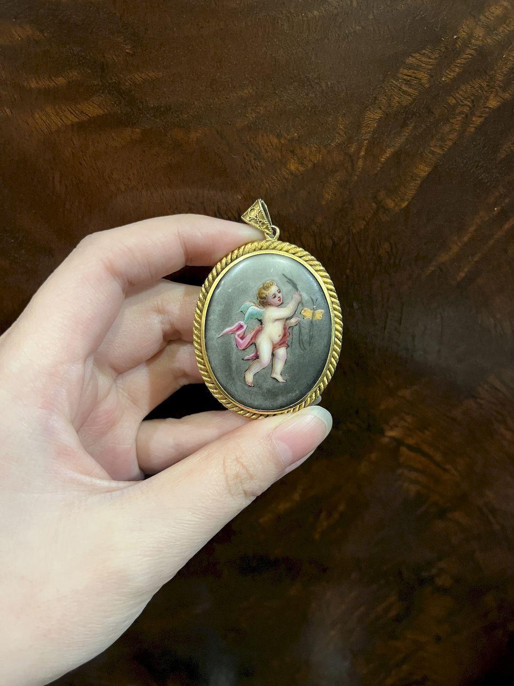 Ciondolo a forma di angelo in porcellana 18K
Un gioiello che combina l'artigianalità della porcellana con l'eleganza dell'oro 18 carati, sotto forma di un ciondolo a forma di angelo. 

Dimensioni approssimative: 
5,7 cm (lunghezza) 
4 cm (larghezza)