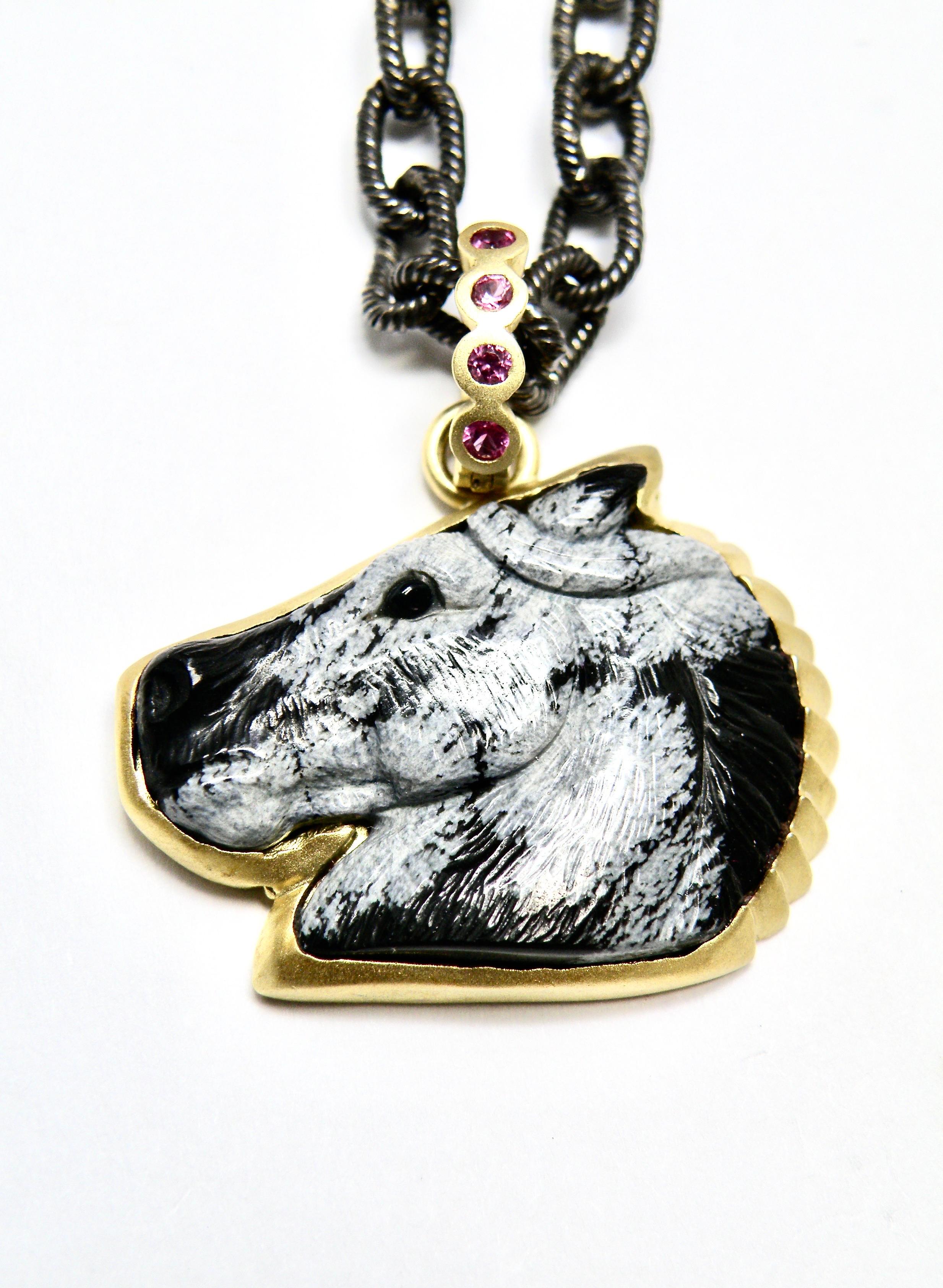 18K handgeschnitzter Obsidian-Pferdeanhänger aus Silber mit .30ct abnehmbarem Saphirbügel 
28x22x5,6
