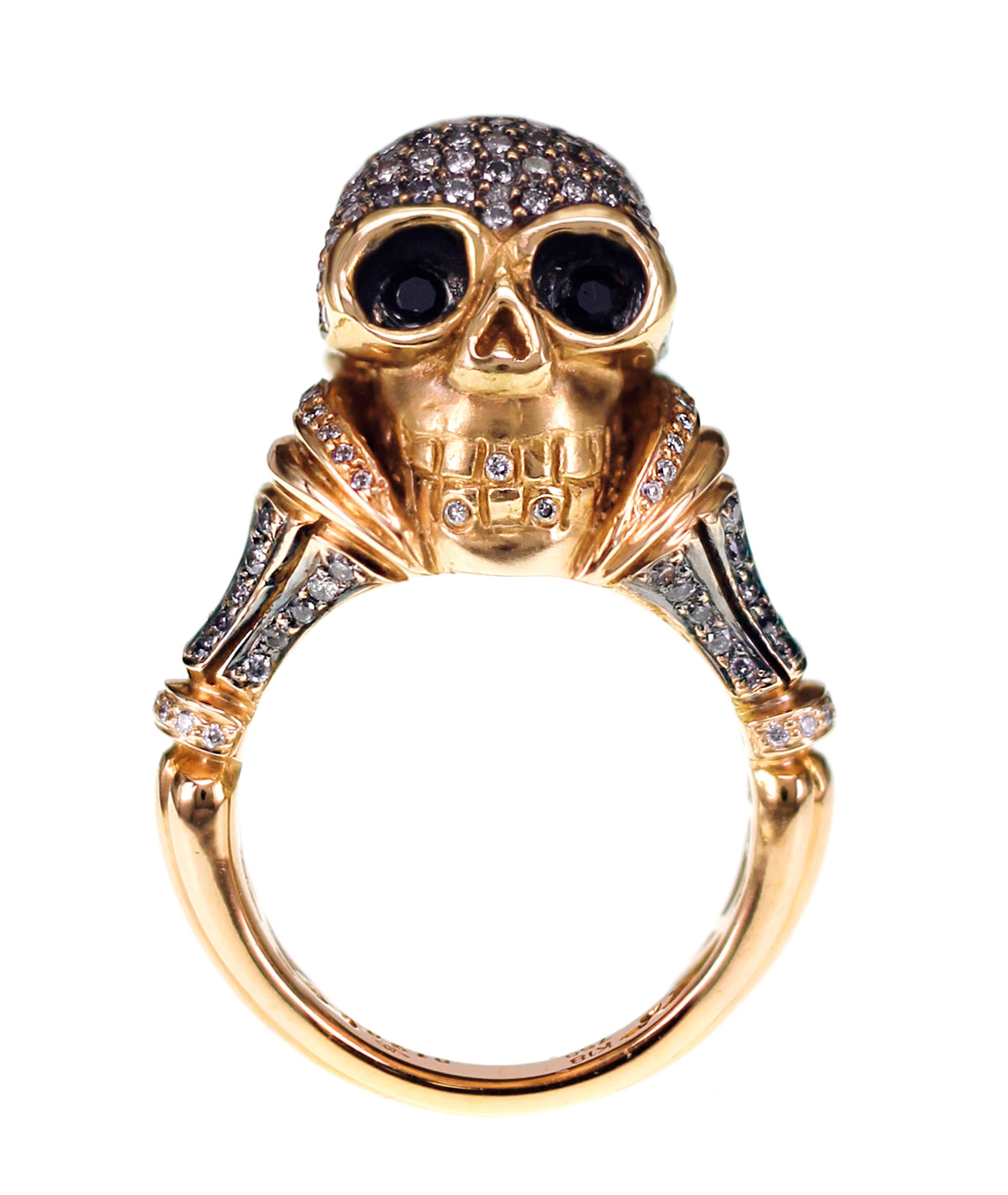 Faites-vous plaisir pour notre anneau crânien. Contrairement à l'habituelle bague tête de mort, ce symbole de pouvoir est serti de 1,26 carat de diamant naturel de couleur fantaisie. Ressentez le pouvoir.