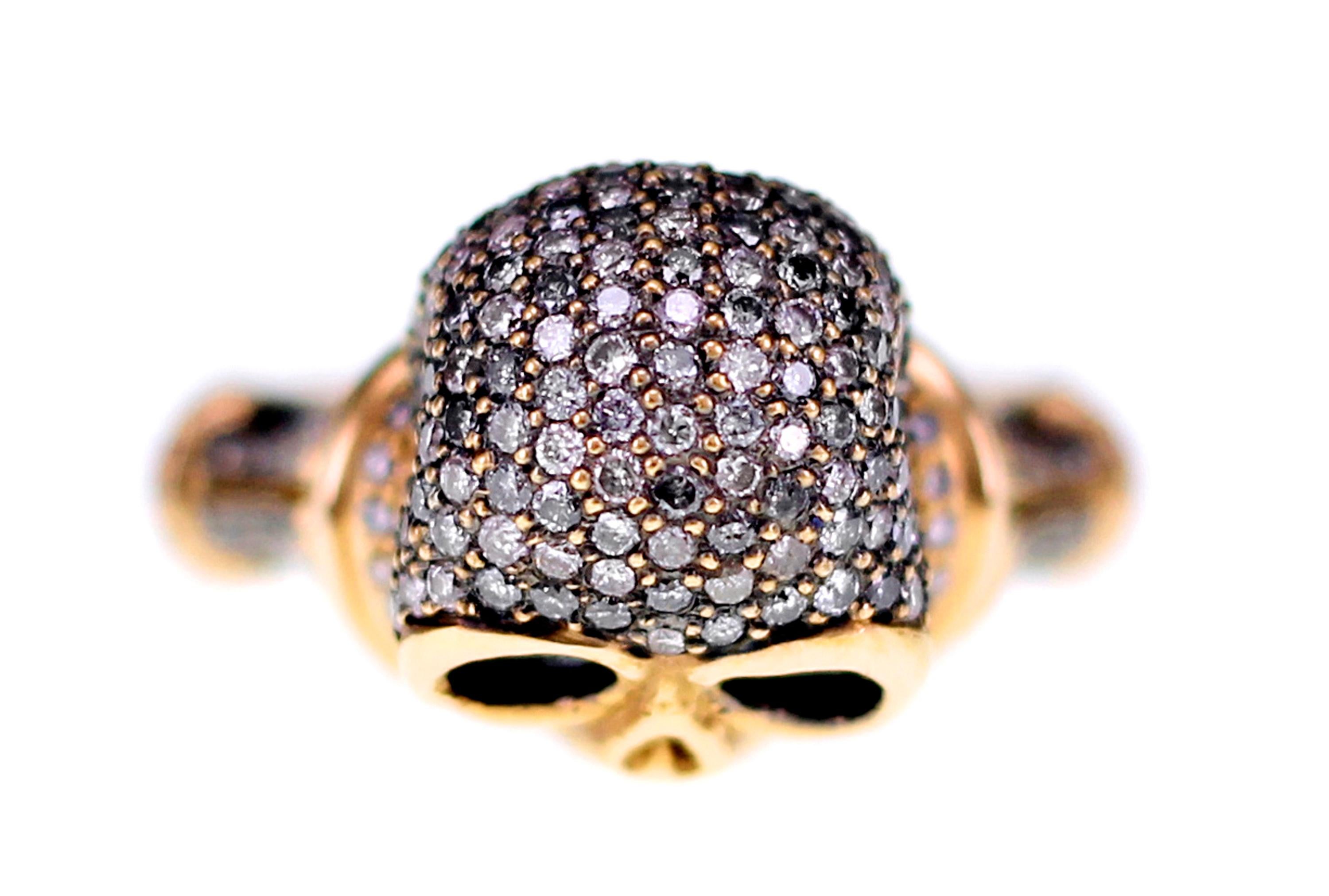 Taille ronde Bague tête de mort en or 18 carats avec diamant naturel de couleur fantaisie de 1,26 carat en vente