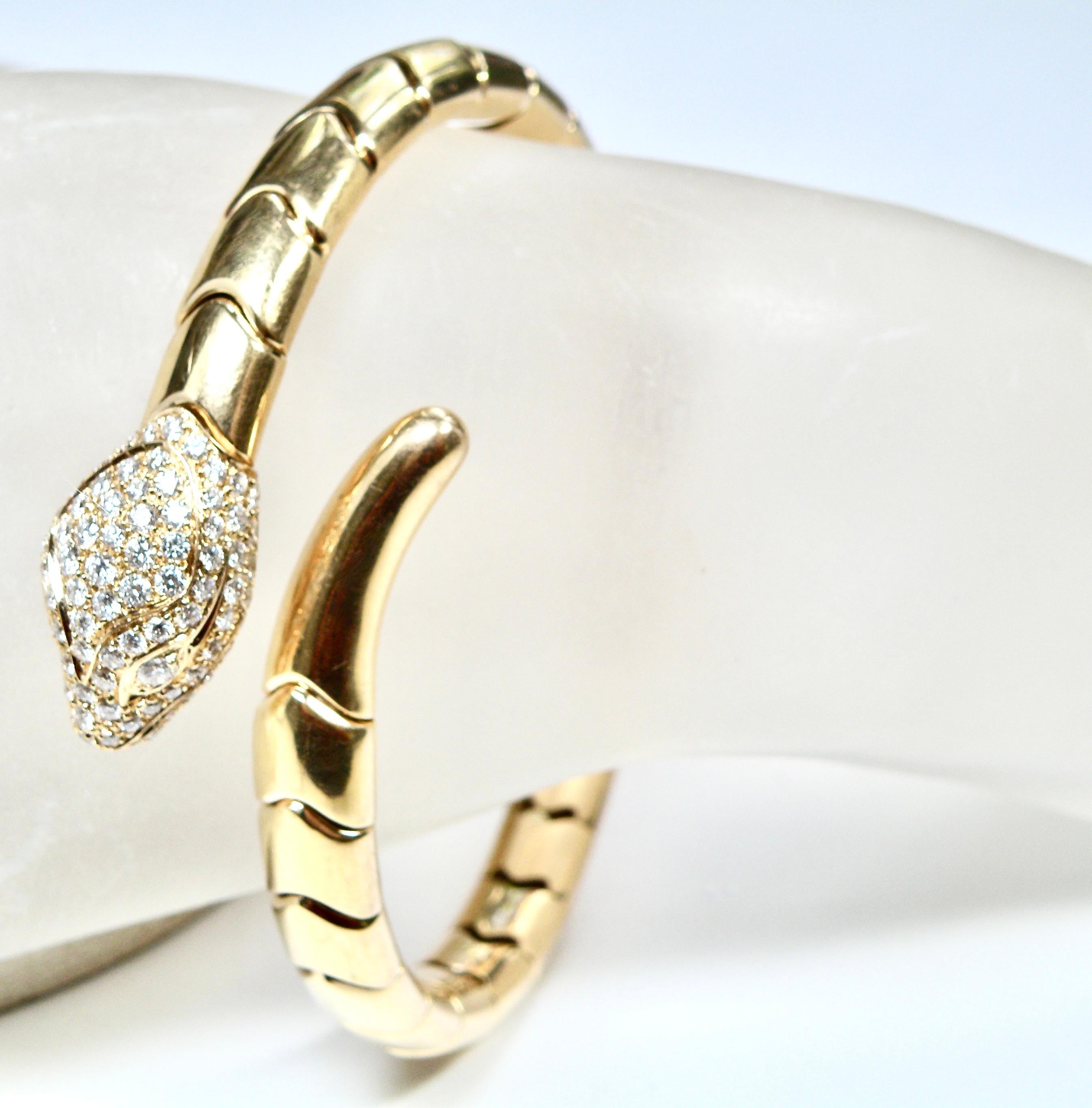 Taille ronde Bracelet serpent 18 carats avec tête de diamants sertis en pavé de Leo Pizzo en vente