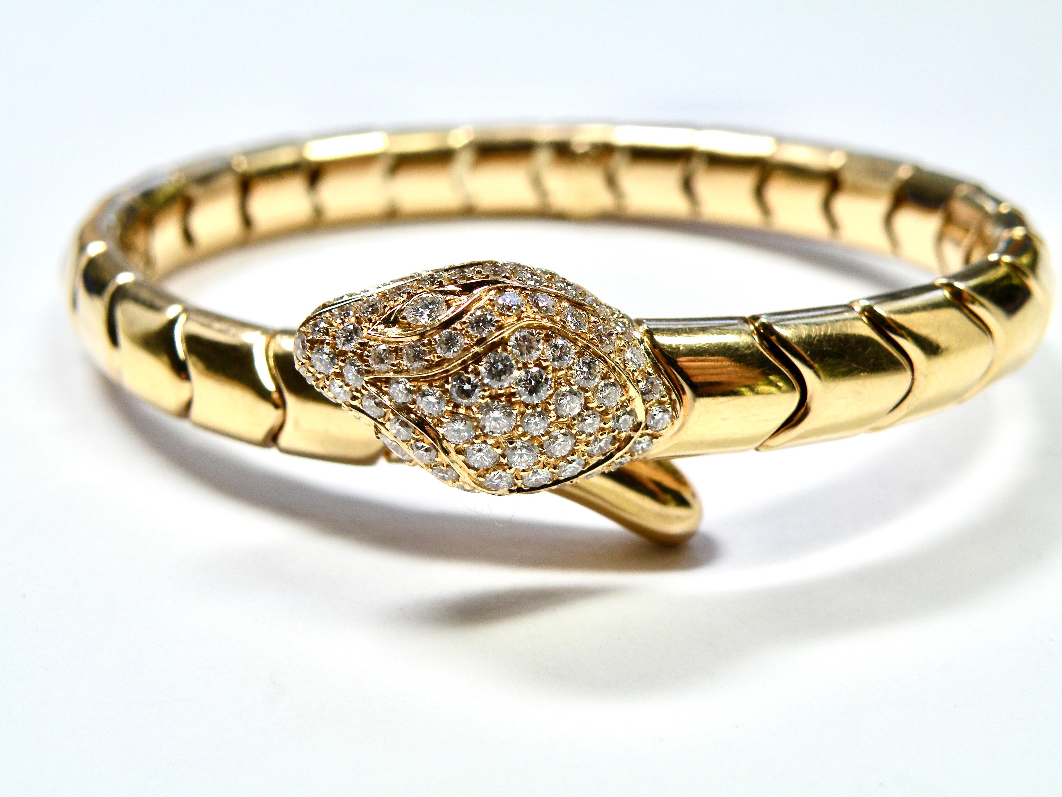 Bracelet serpent 18 carats avec tête de diamants sertis en pavé de Leo Pizzo Unisexe en vente