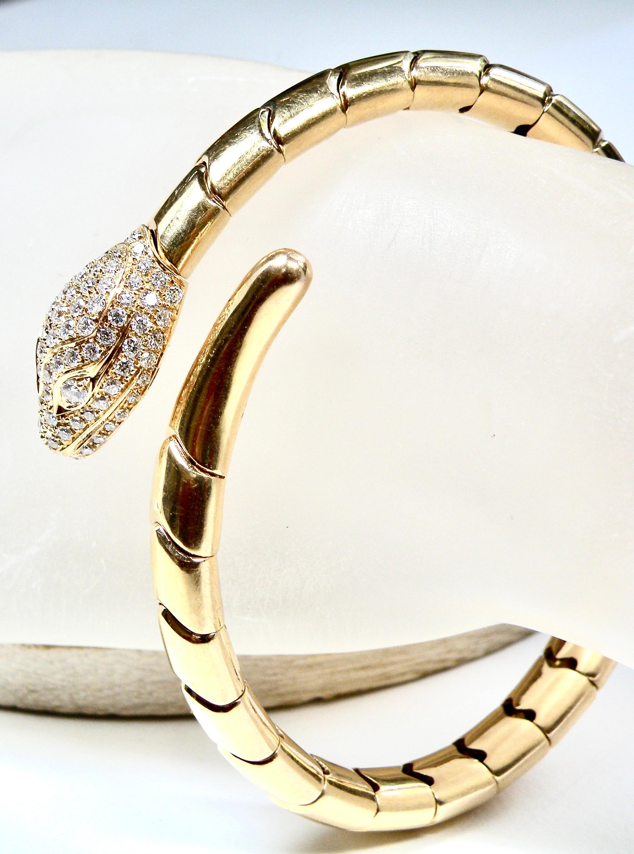 Bracelet serpent 18 carats avec tête de diamants sertis en pavé de Leo Pizzo en vente 1