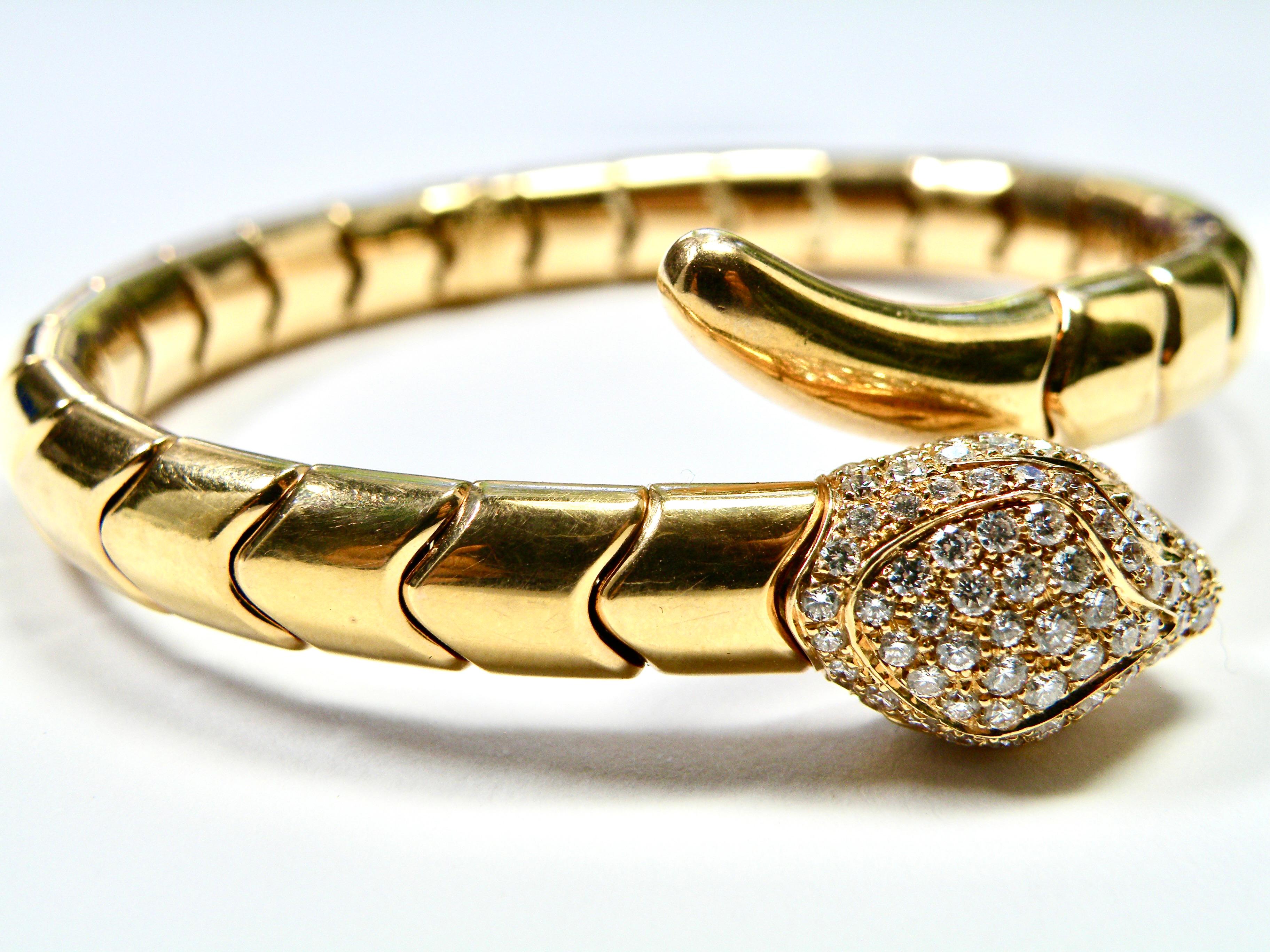 Bracelet serpent 18 carats avec tête de diamants sertis en pavé de Leo Pizzo en vente 2