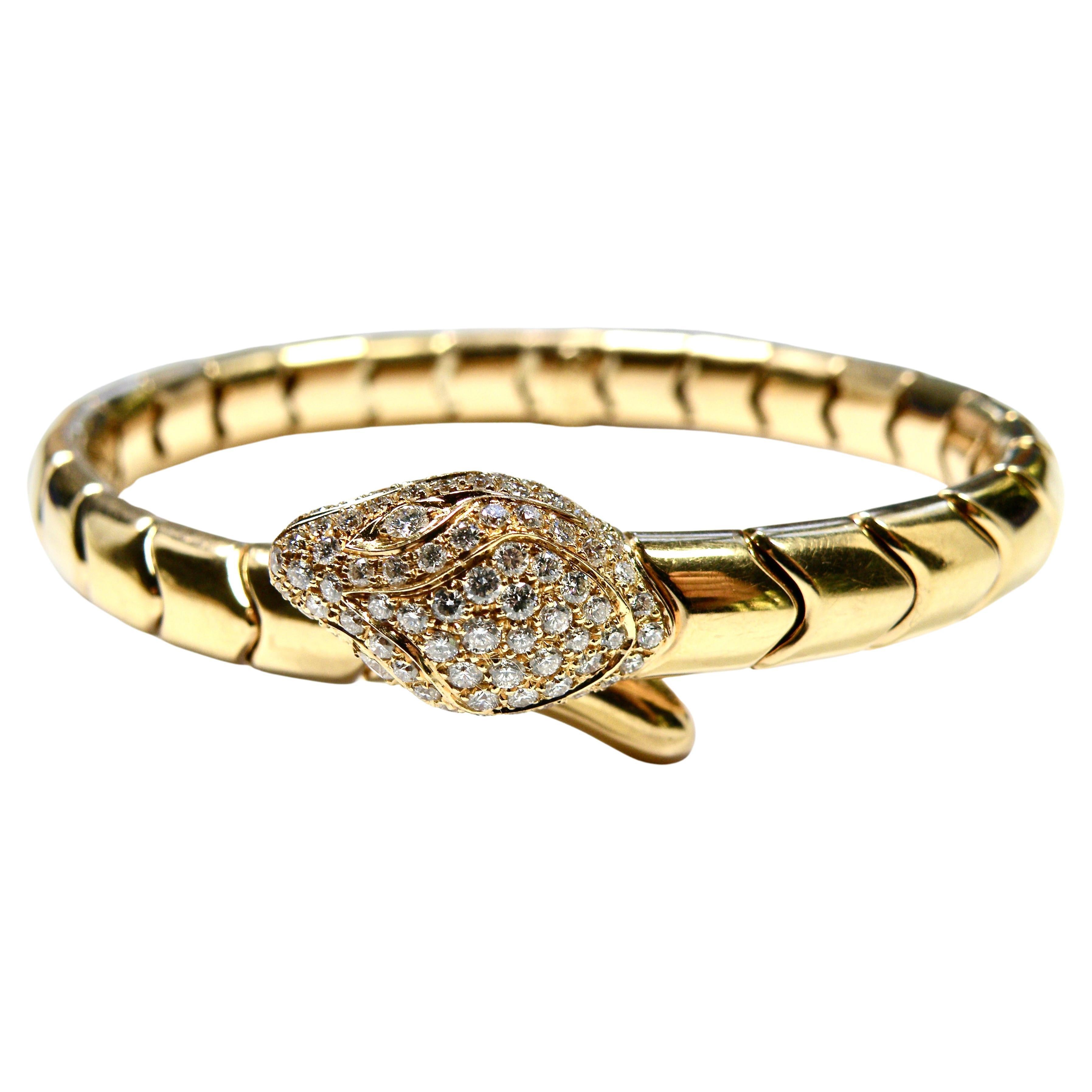 Bracelet serpent 18 carats avec tête de diamants sertis en pavé de Leo Pizzo en vente
