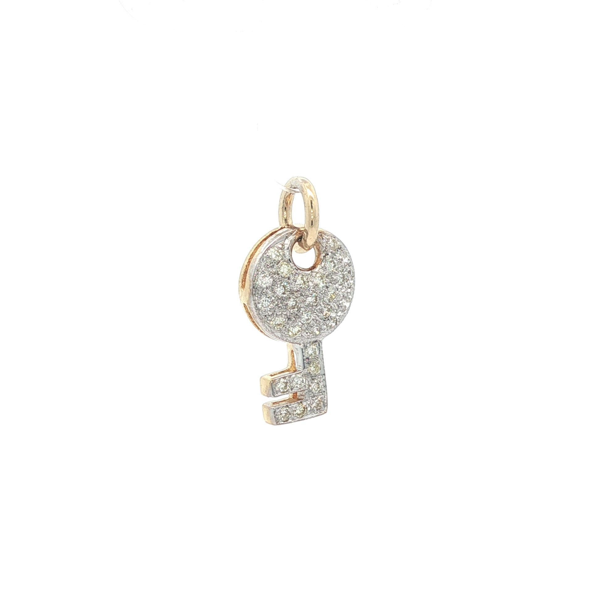 Taglio brillante 18k Solid Gold 0.20ctw Round Brilliant Pave Diamond Key Charm Pendant in vendita
