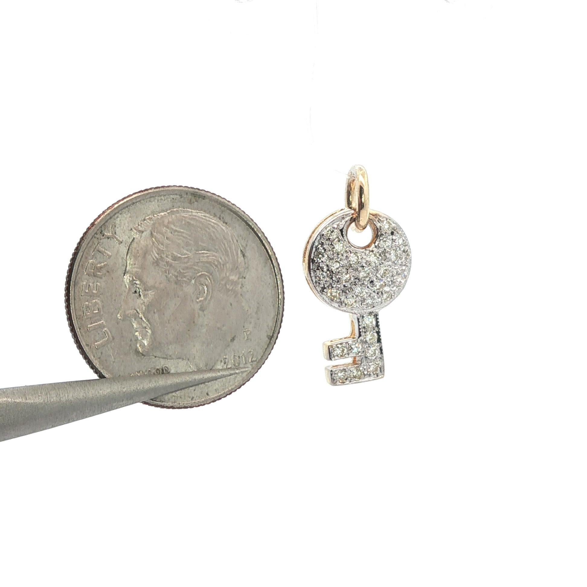18k Solid Gold 0.20ctw Round Brilliant Pave Diamond Key Charm Pendant In condizioni buone in vendita a Montclair, NJ