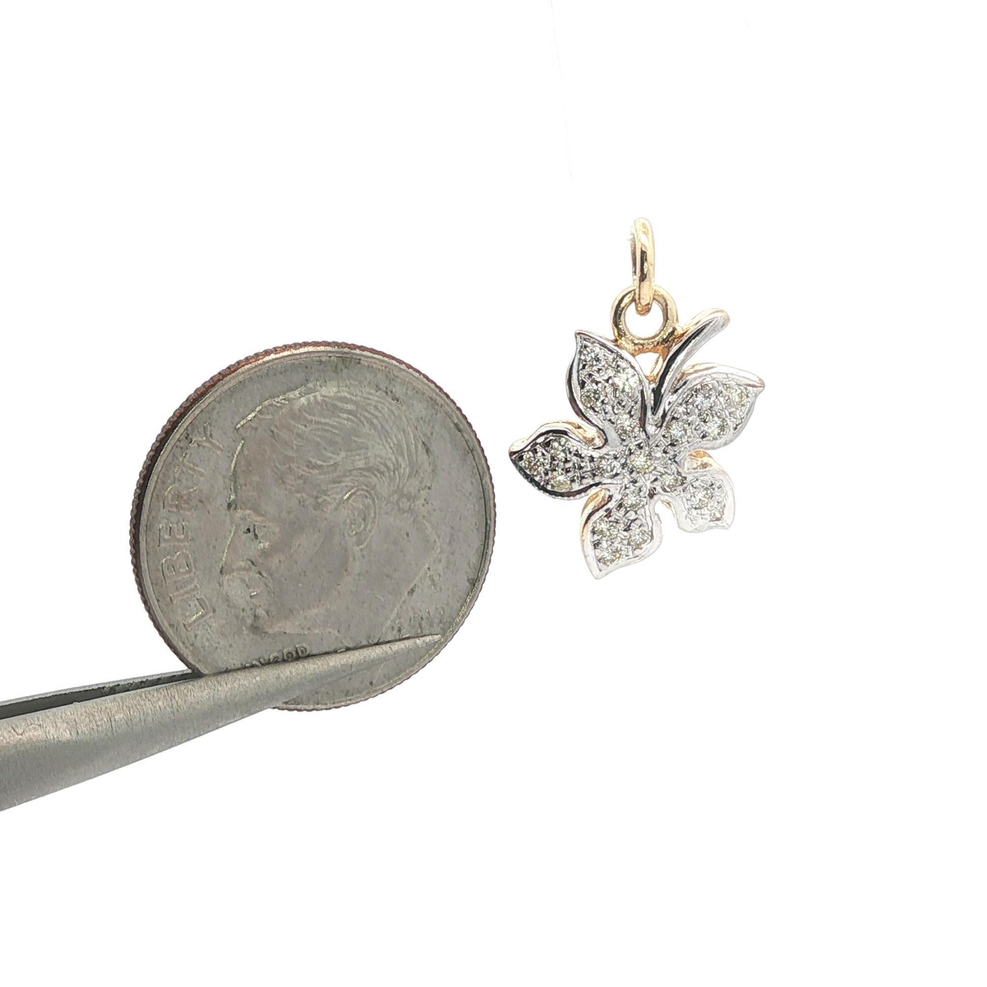 Pendentif en or massif 18k avec breloque en forme de feuille et diamant rond pavé de 0,35ctw Pour femmes en vente