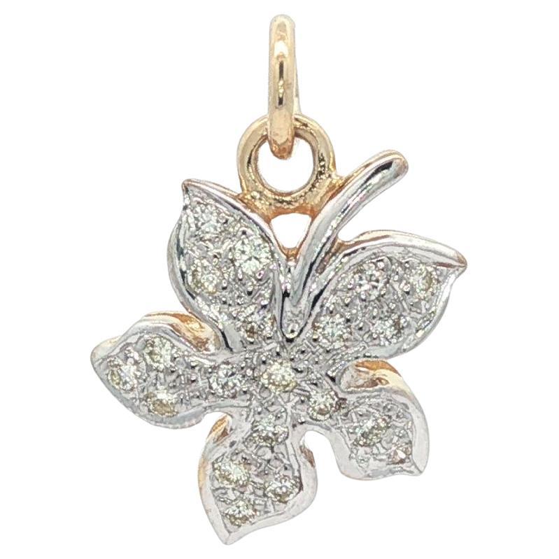 Pendentif en or massif 18k avec breloque en forme de feuille et diamant rond pavé de 0,35ctw en vente