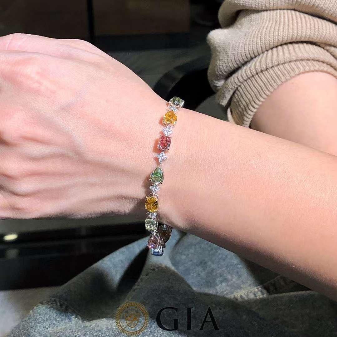 Modern 18K Solid Gold 14.40ct Natural Colored Diamond Bracelet – GIA Certified For Sale