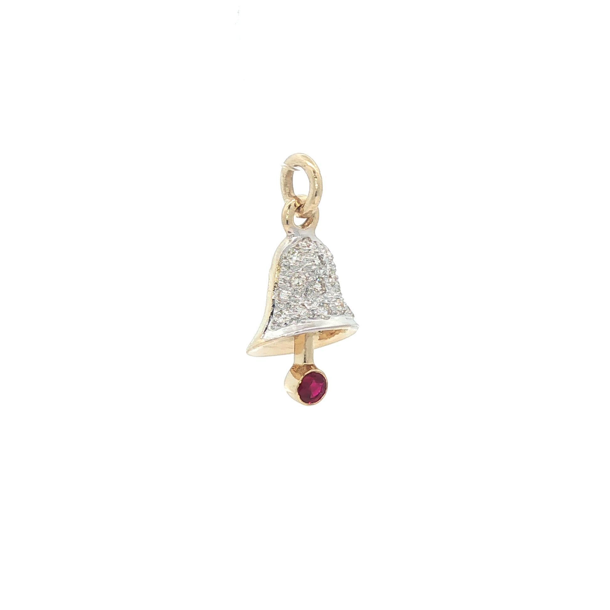 --Pierre(s) :...
Nombreux diamants naturels véritables - taille ronde brillante - sertis en pavé - beaux diamants blancs brillants - 0.20ctw (approx.)
(1) Rubis véritable naturel - taille ronde et brillante - serti - couleur rouge vif - 2,1 mm