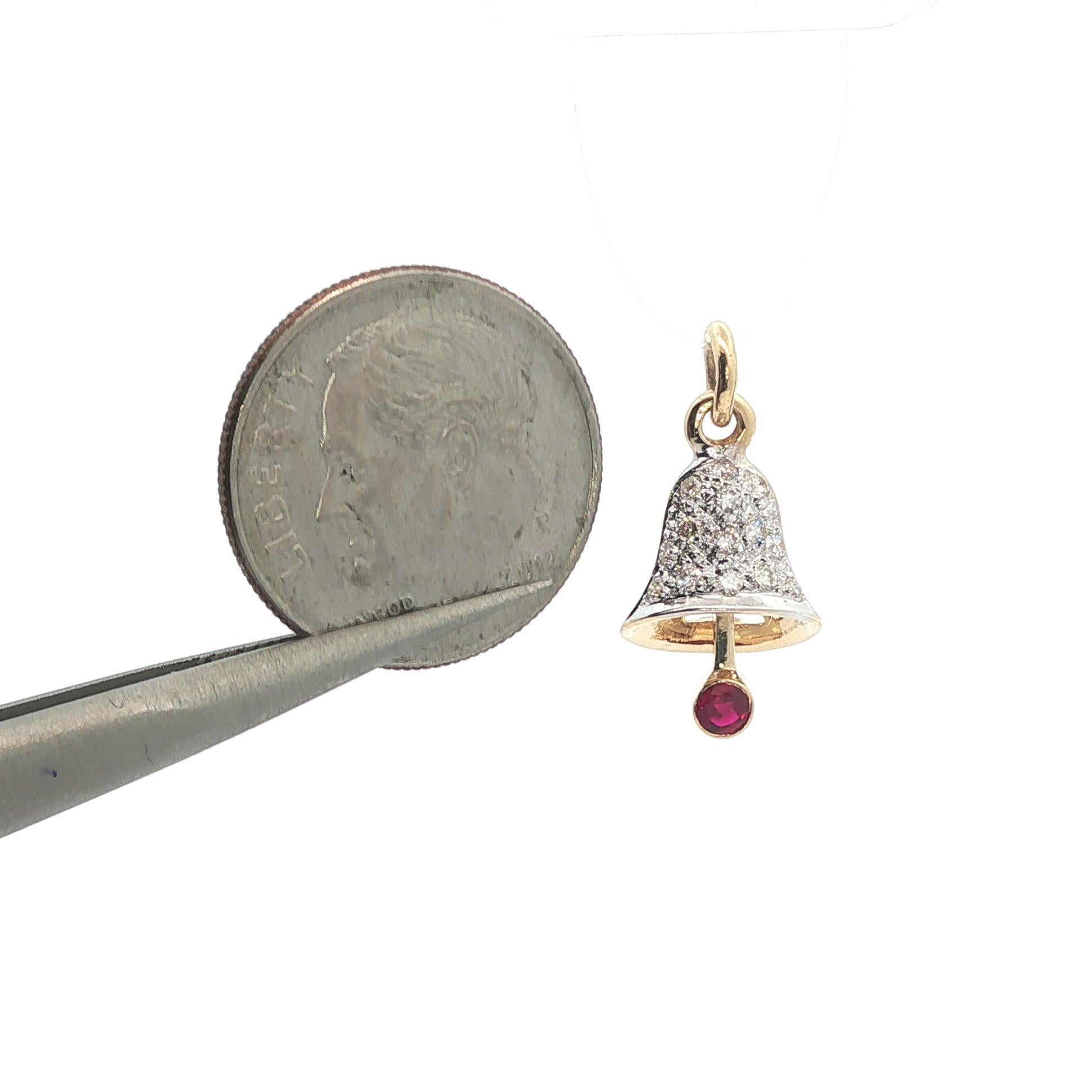 Pendentif en or massif 18k avec breloque centrale en diamant et rubis de 0,20ctw Pour femmes en vente