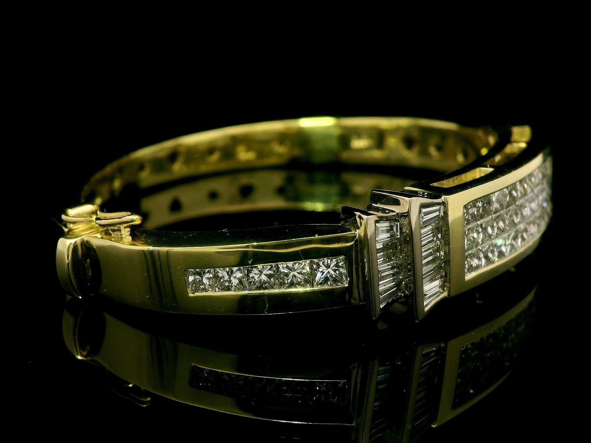 -Pierre(s)
(49) Diamants naturels authentiques - taille princesse - invisibles et en serti clos - couleur H-J - (49)  Majoritairement VS Clarity, quelques SI Clarity
(18) Diamants naturels authentiques - taille baguette - sertis en chaîne - couleur