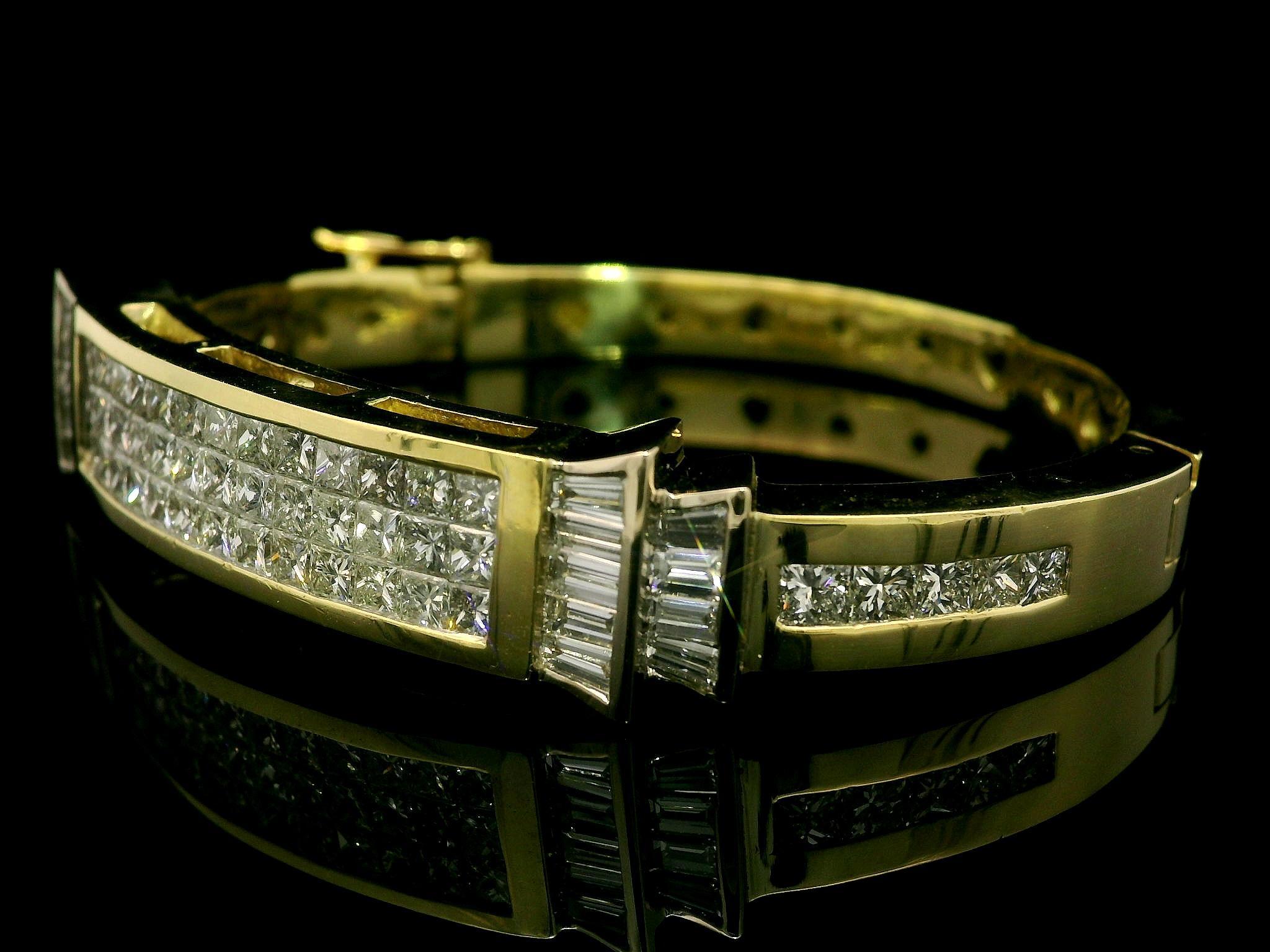 Taille princesse Bracelet jonc à charnières en or massif 18 carats avec diamants brillants de 6,0 carats en vente