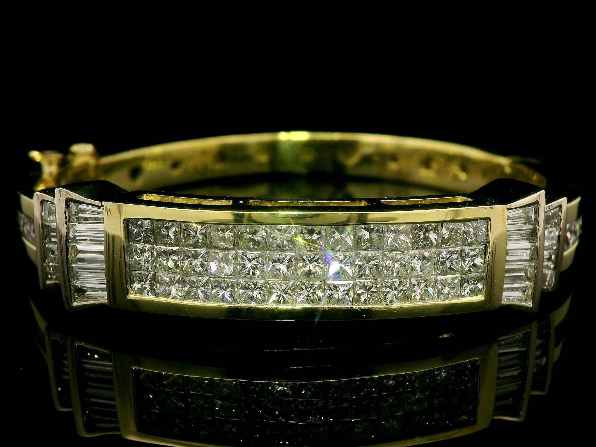 Bracelet jonc à charnières en or massif 18 carats avec diamants brillants de 6,0 carats en vente 3
