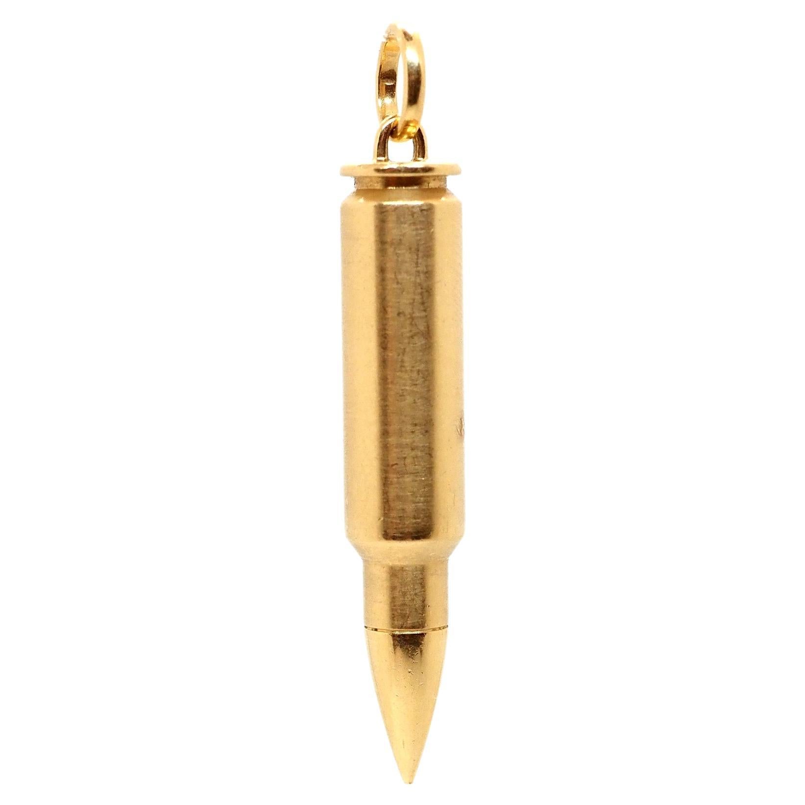 Introduce a touch of avant-garde elegance with this bullet-shaped 18k gold pendant, signed by the renowned brand Akillis Paris.

This is a term of contemporary and attractive creation. The bullet shape exudes a sense of power and strength, while the