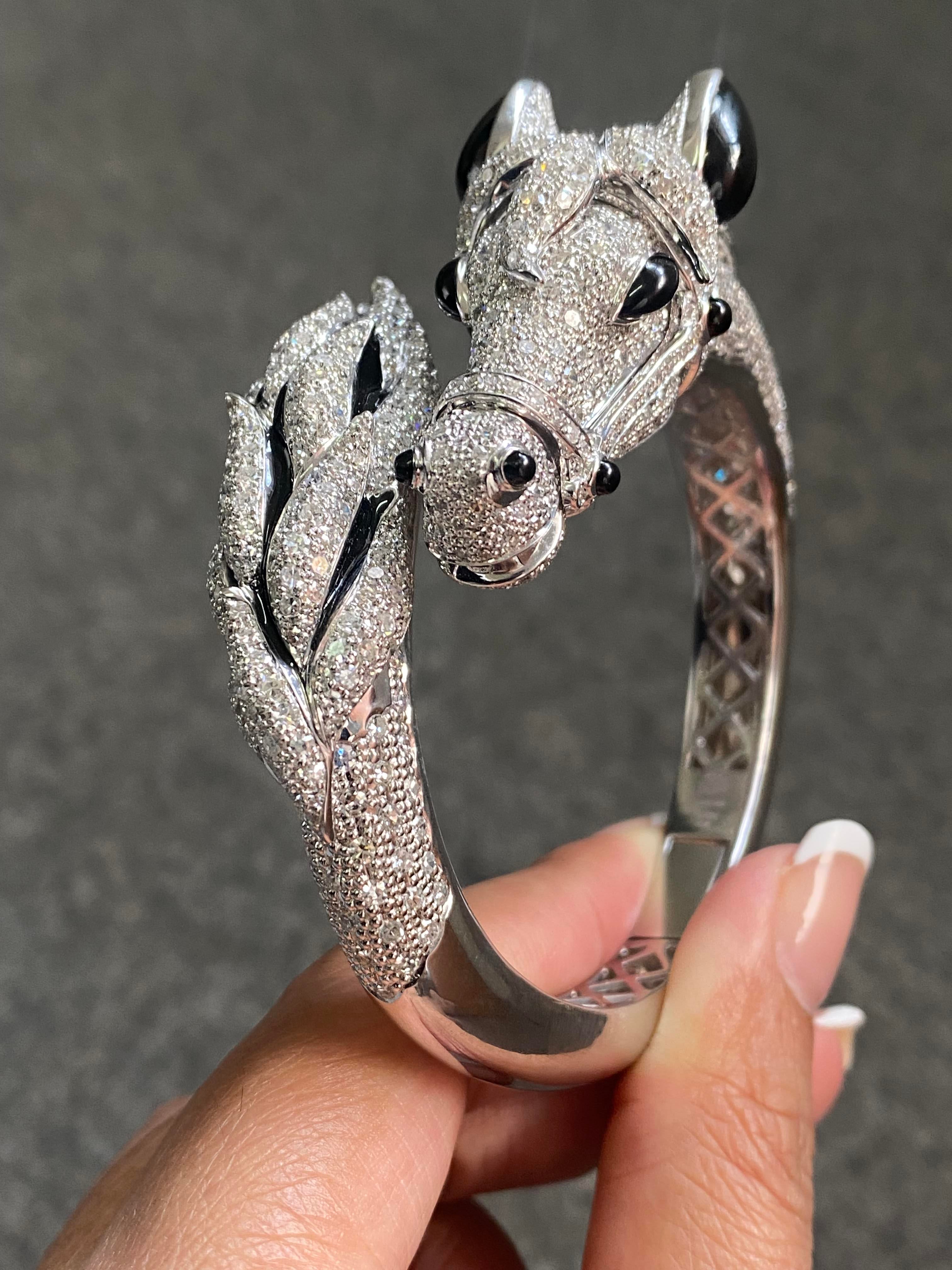 This is a solid gold stallion inspired bangle weighing 100.65 grams . This is a true piece of wearable art . 

Please do not hesitate to ask any questions , we will be happy to answer .

* WE PROVIDE FREE LOCAL SHIPPING WITHIN THE US AND WE WILL PAY