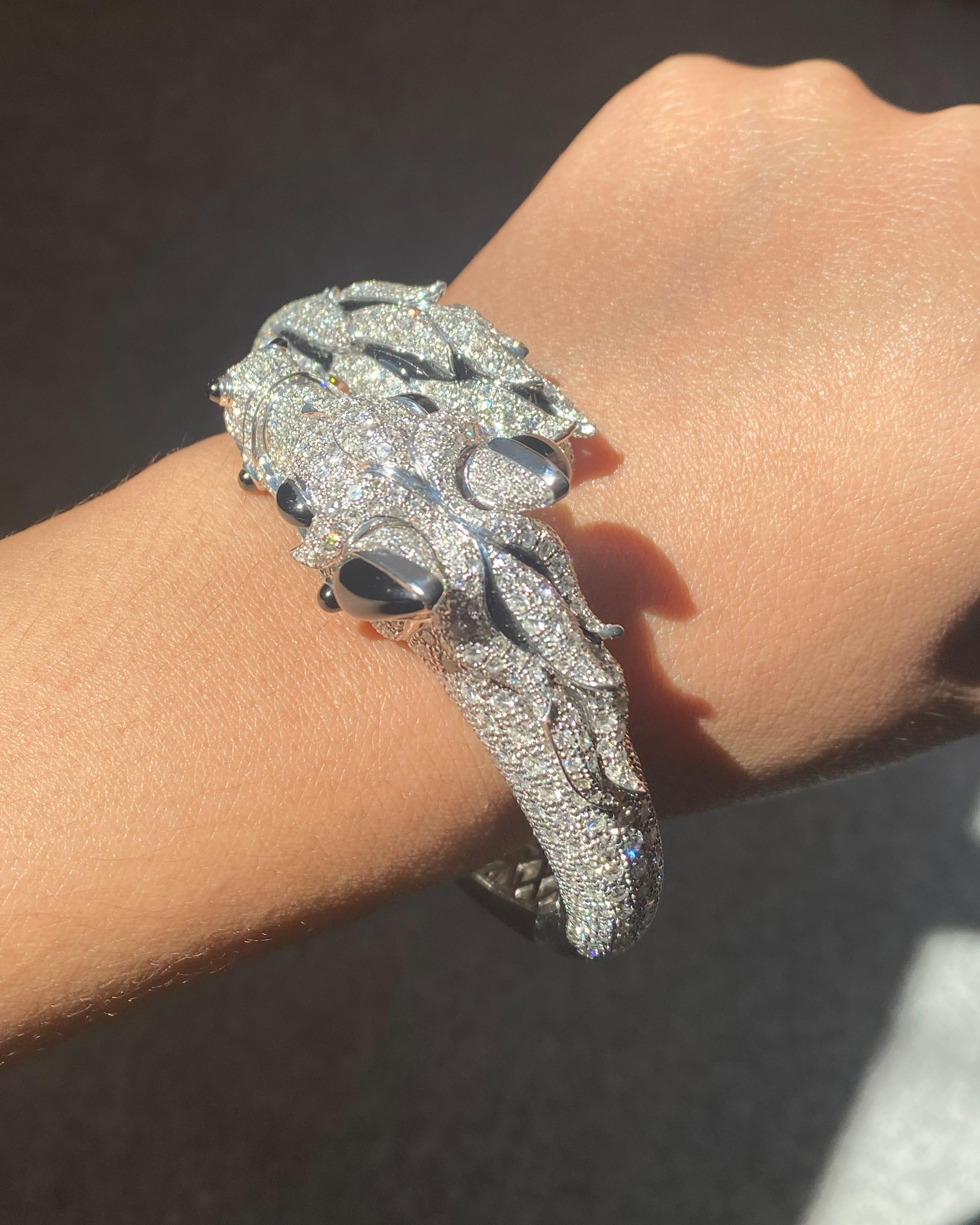 18K Solid Gold And Diamond Stallion Inspired Bangle In New Condition For Sale In Bangkok, Thailand