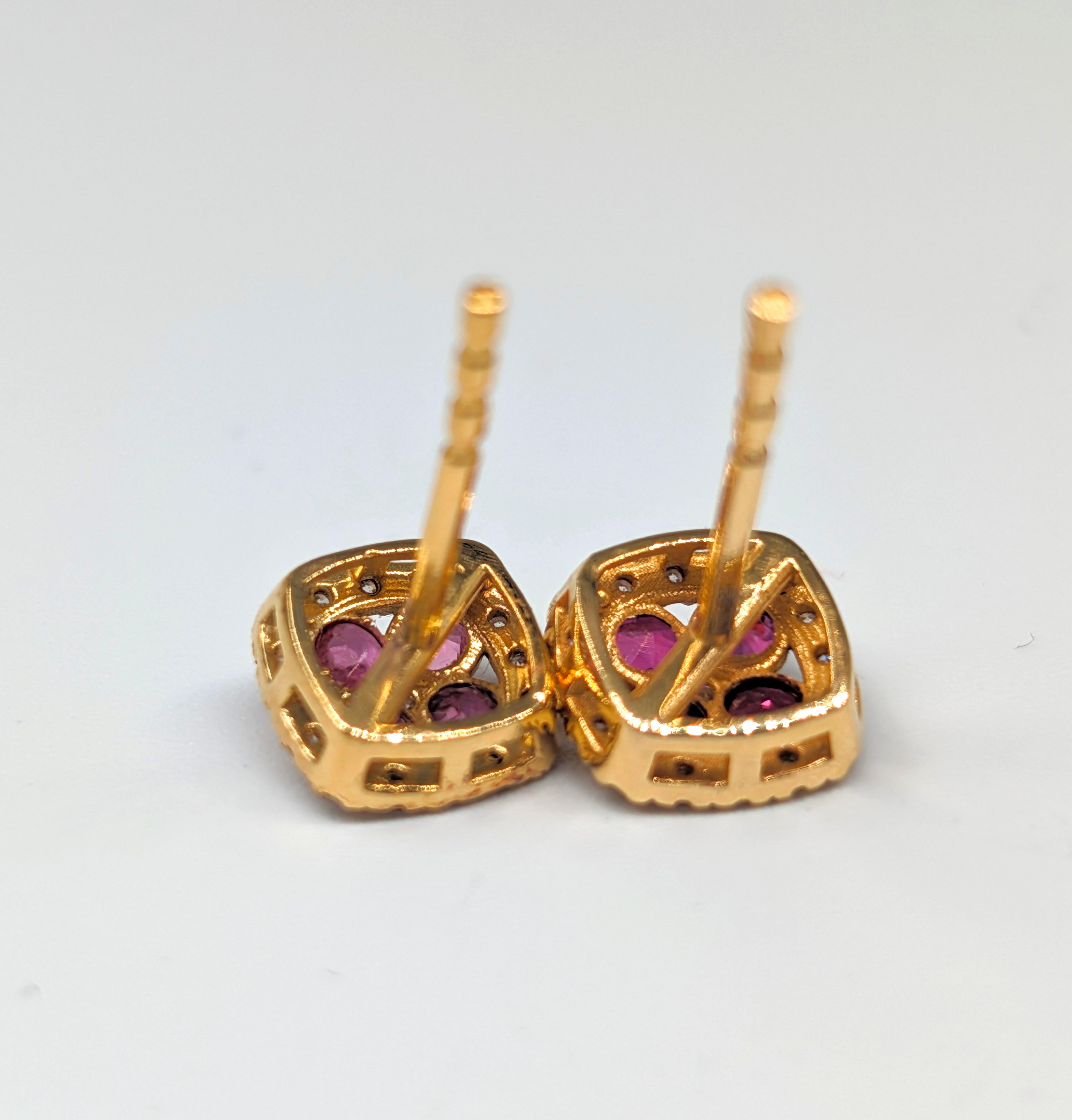 Women's or Men's 18k Solid Gold clover ruby earrings For Sale