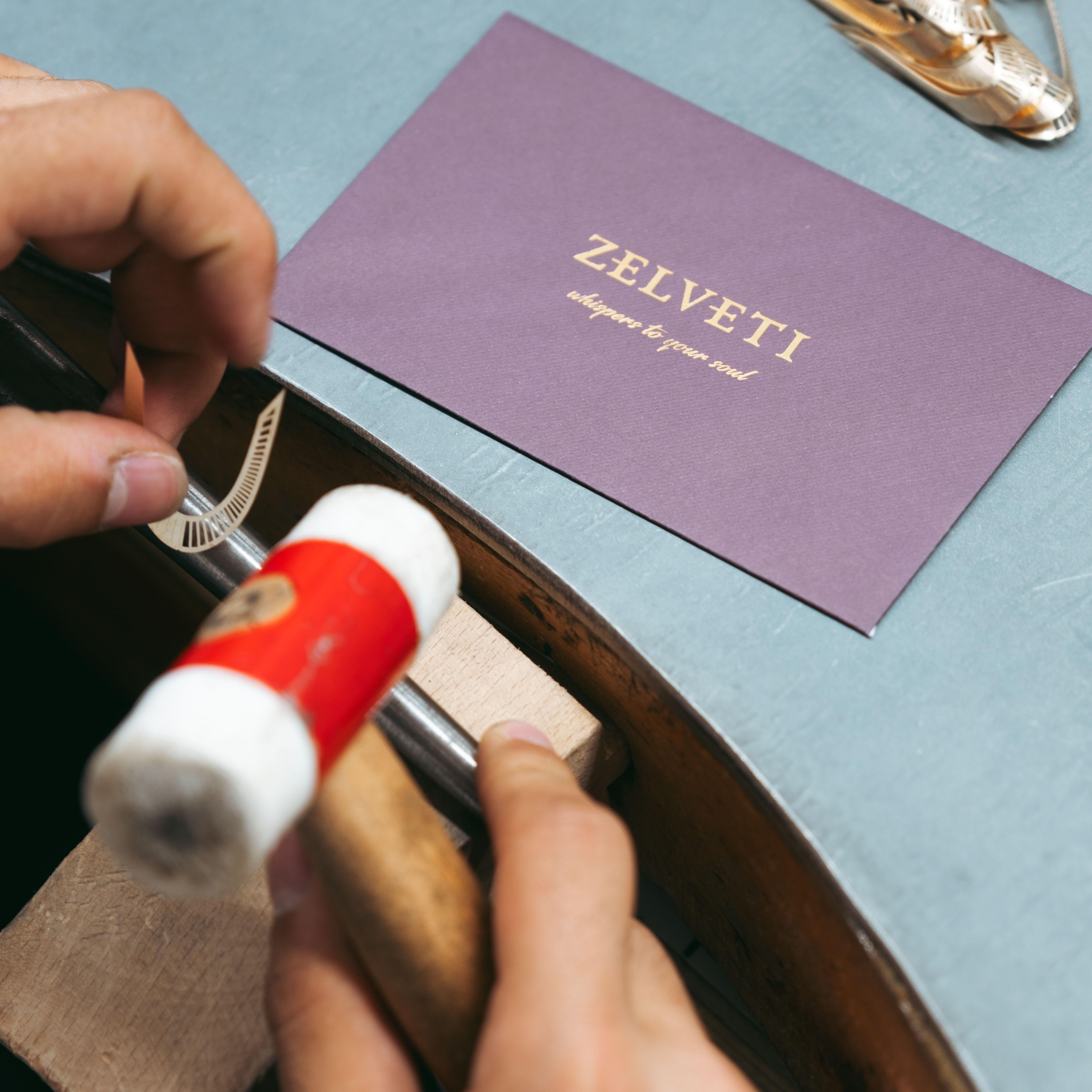 Orecchini a cerchio piccoli Cosmos in oro massiccio 18 carati, design geometrico in filigrana realizzato a mano in vendita 2