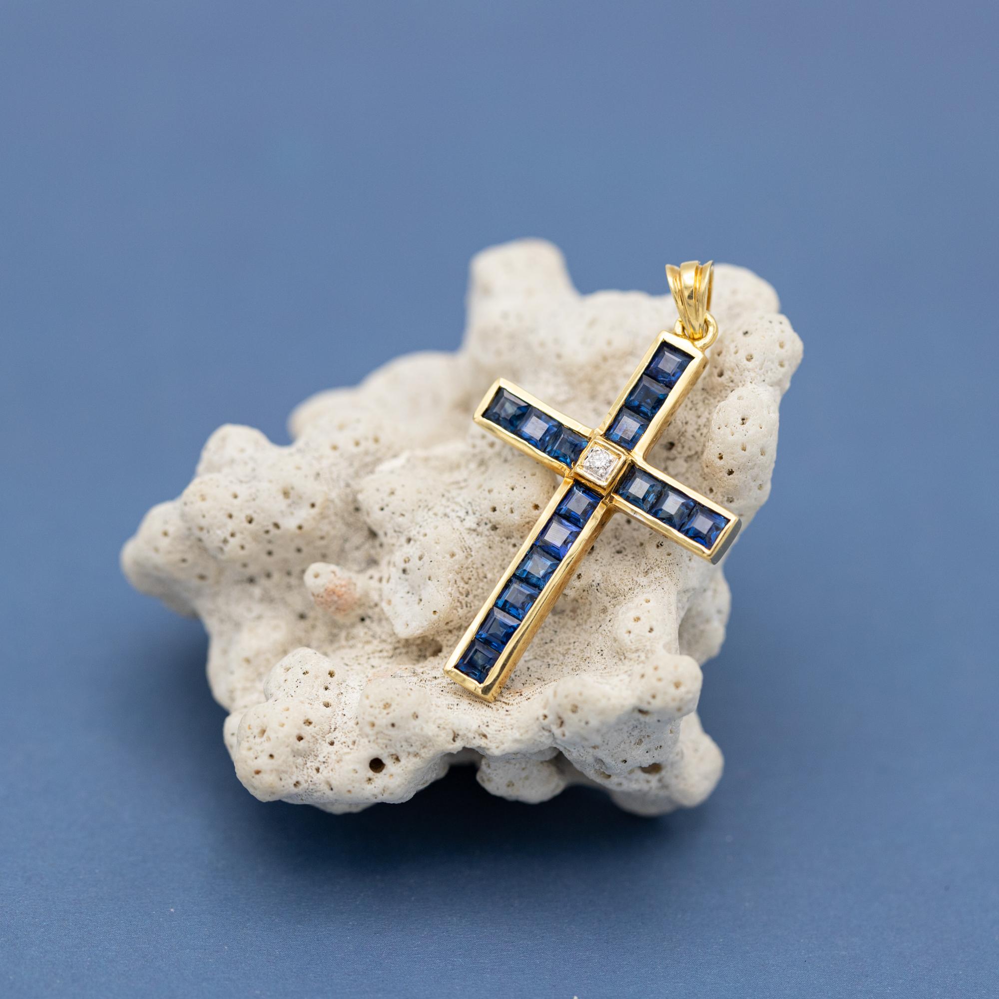 18k solid gold cross pendant - Sapphire & diamond - Estate Catholic medallion In Good Condition In Antwerp, BE