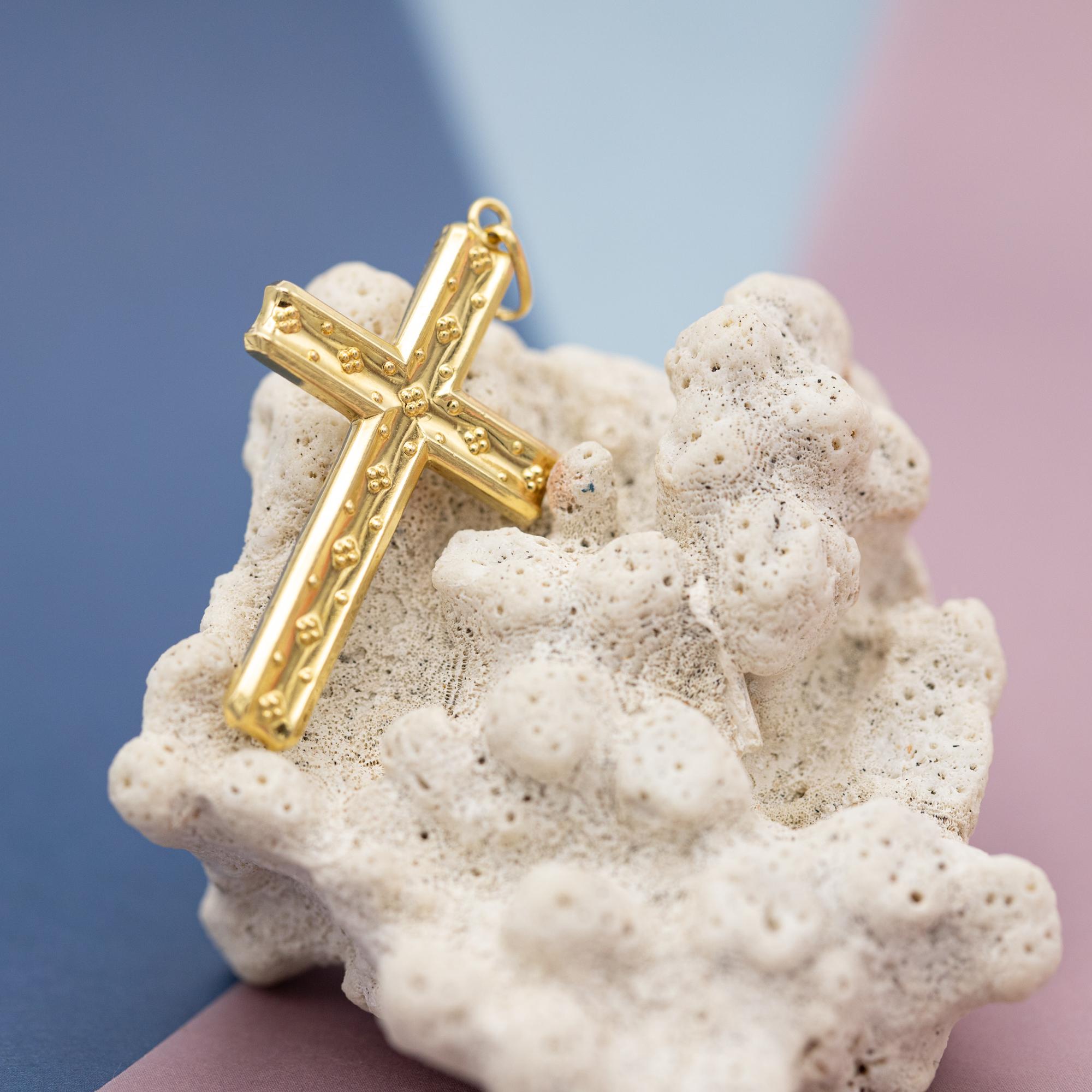 Zum Verkauf steht dieser schöne Kreuzanhänger aus 18 K Gelbgold. Dieser schöne, detailreiche Charme ist am ganzen Körper mit kleinen Tupfen verziert. Dieser gut ausgearbeitete Charme ist mit einer 0,750 markiert.  Wir glauben, dass diese Schönheit
