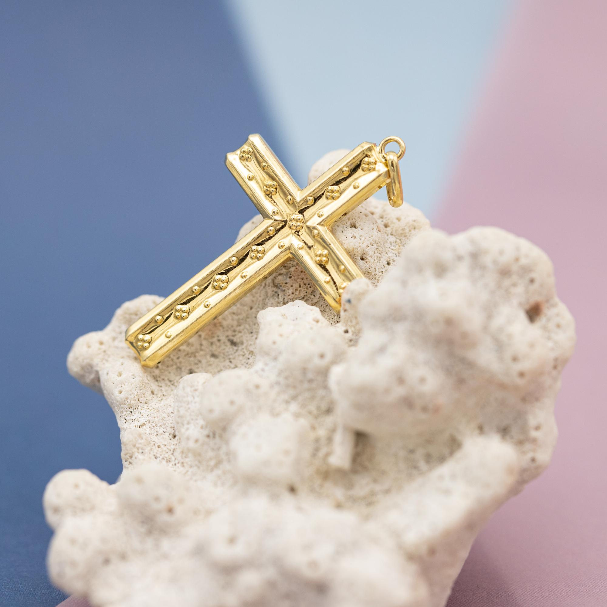 18 Karat massiver Gold Kreuzanhänger - kleiner Charme - Nachlass Katholisches Medaillon - hohl im Zustand „Gut“ in Antwerp, BE