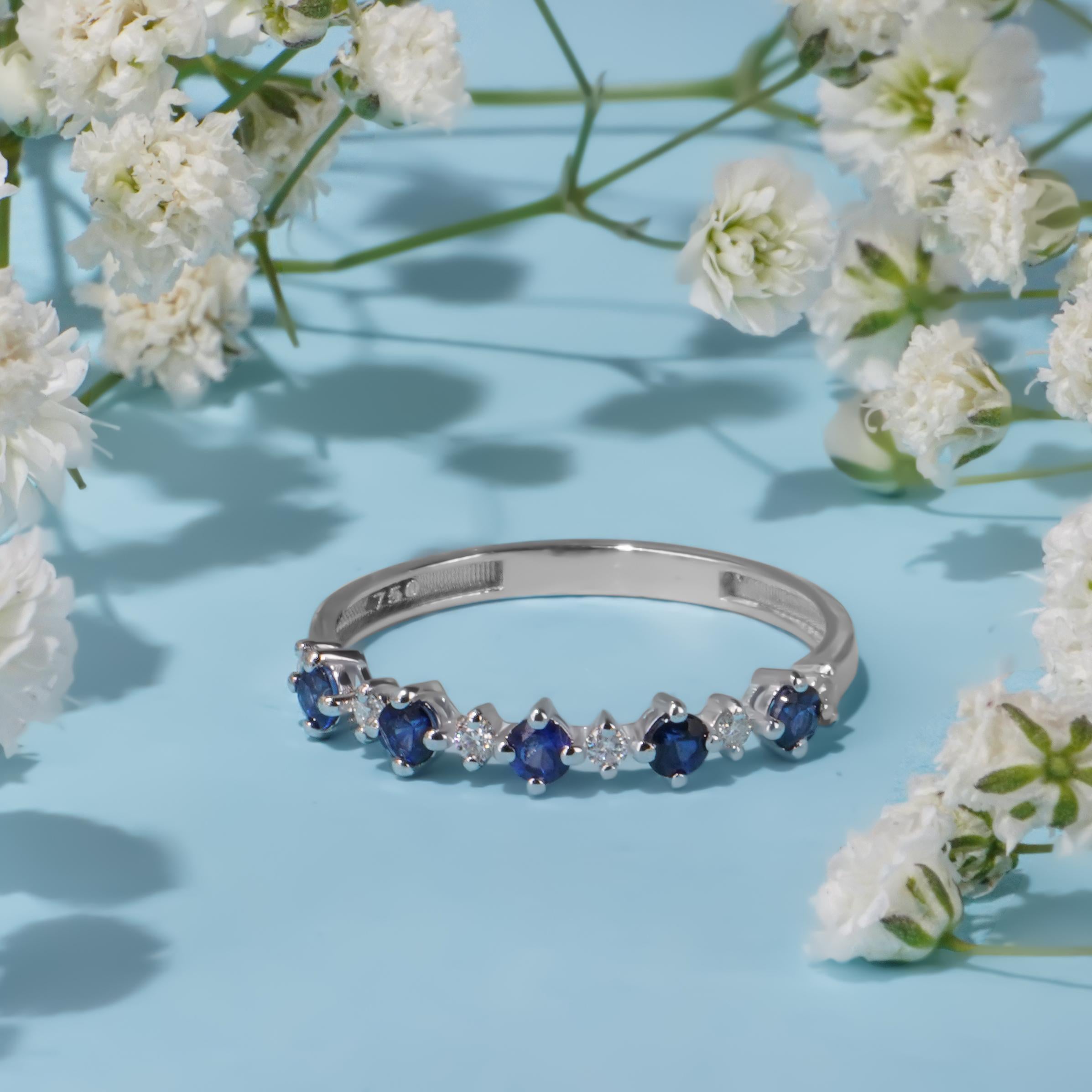 Moderno Anello Horizon in oro massiccio 18 carati con diamante e zaffiro in vendita