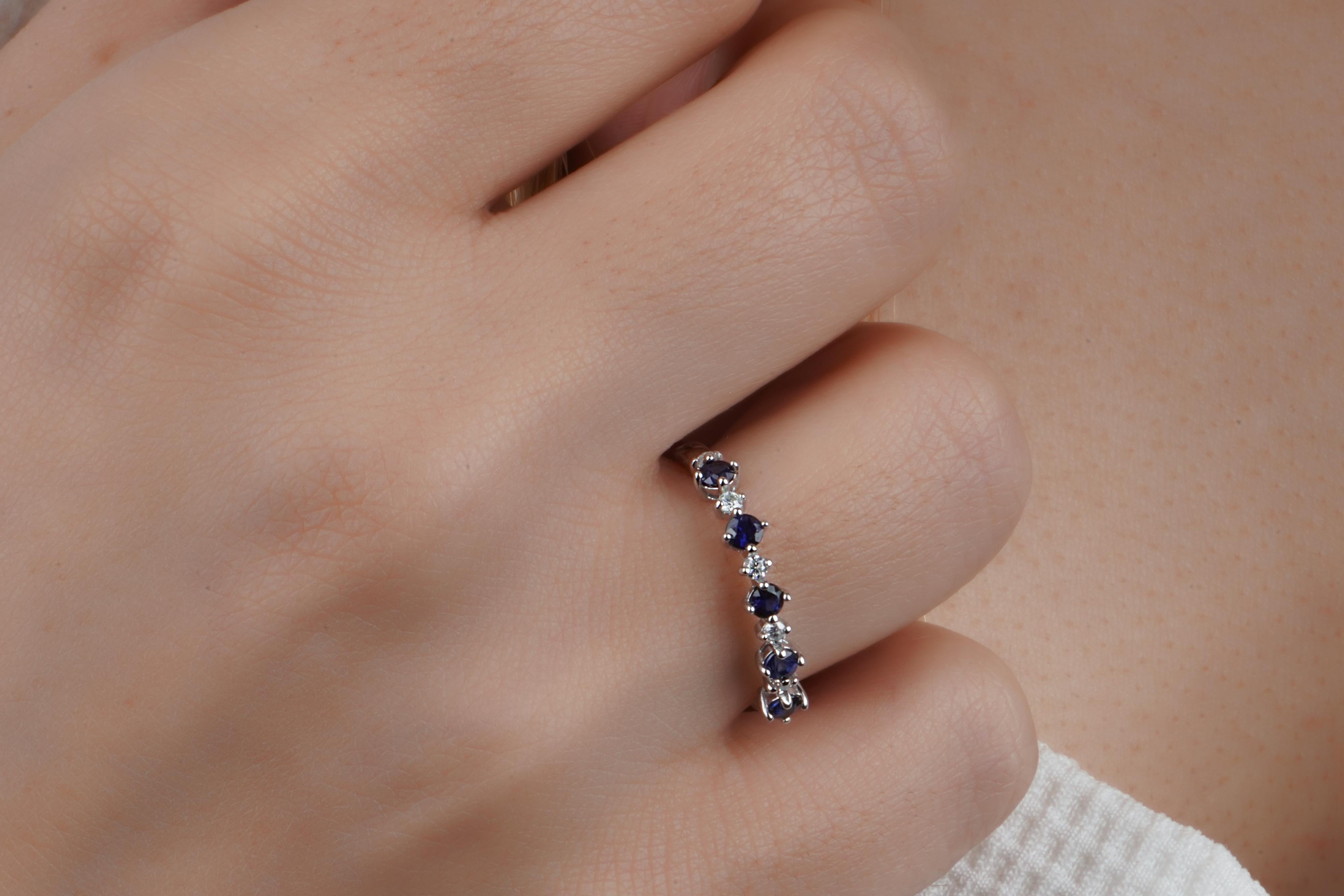 Taglio brillante Anello Horizon in oro massiccio 18 carati con diamante e zaffiro in vendita