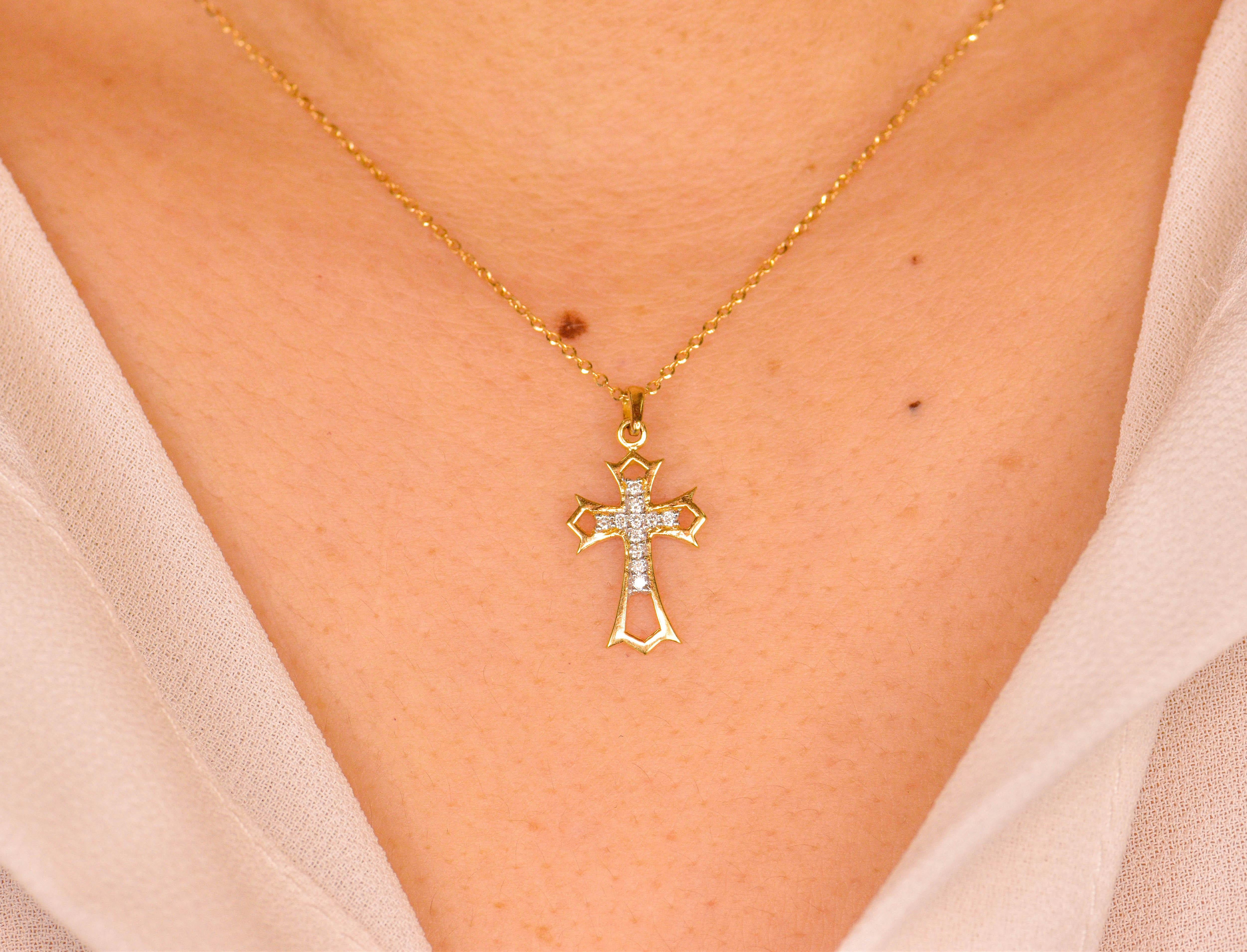 Halskette mit zarte Kreuz-Halskette aus massivem Gold mit Diamanten im Angebot 9