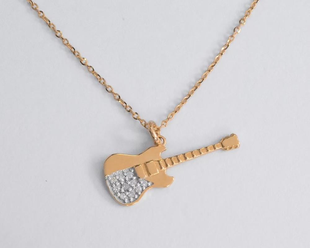 Délicat collier à breloques en forme de guitare avec des diamants, fabriqué en or massif 18 carats.
Disponible en trois couleurs d'or : Or jaune / Or rose / Or blanc.

Légers et magnifiques, ils constituent un cadeau idéal pour tous ceux qui