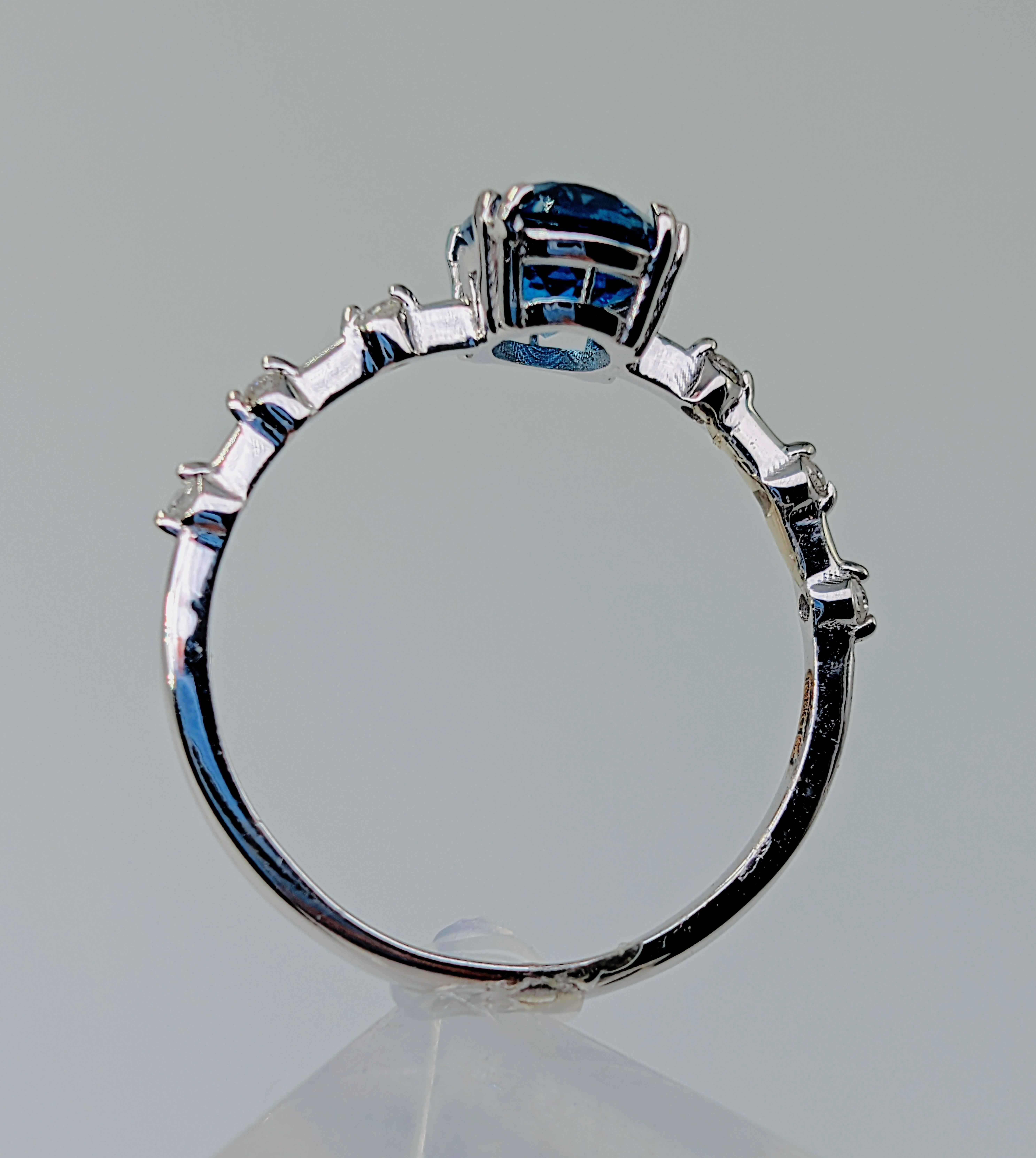 Modern 18K solid GOLD Diamond London Nova ring For Sale