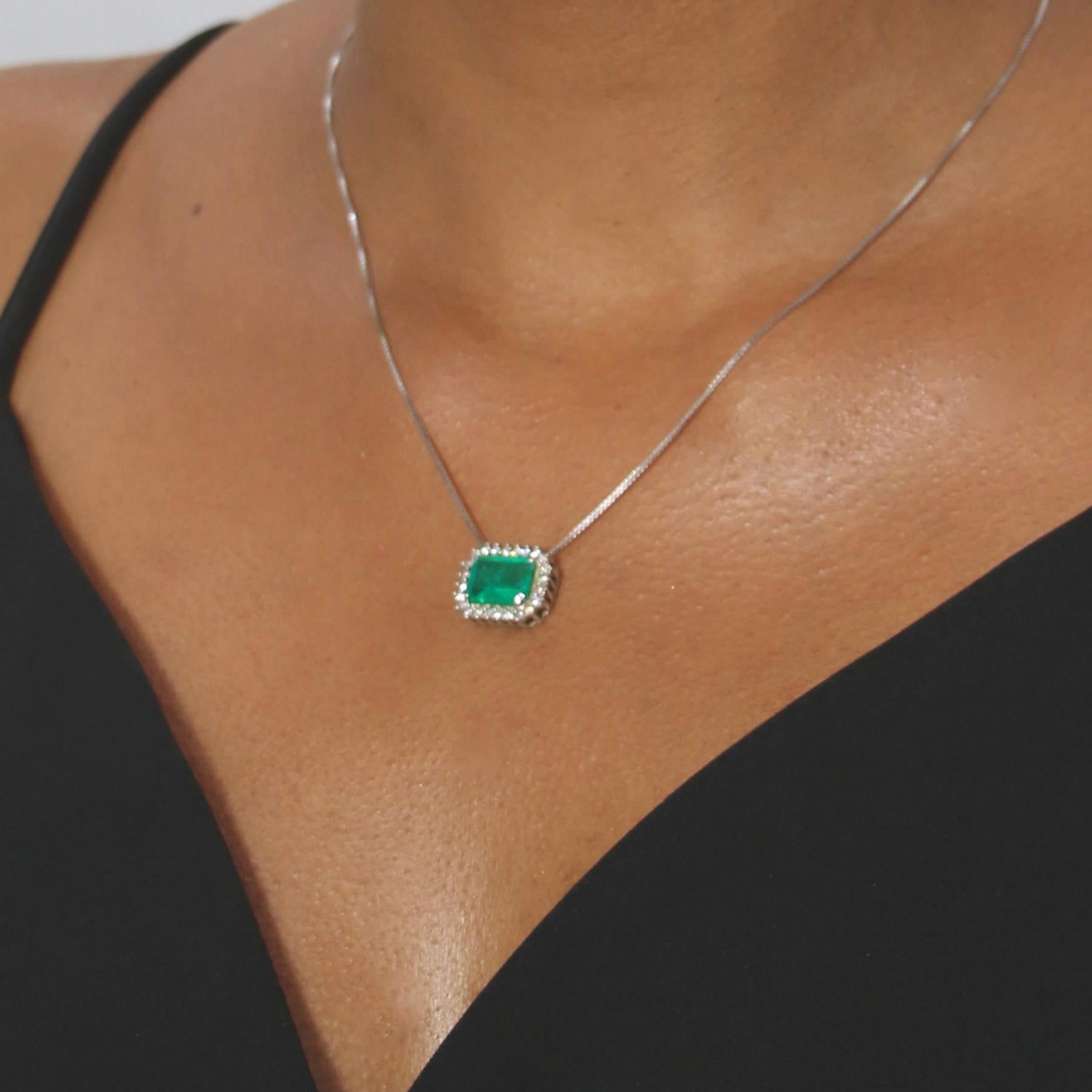 Contemporary 18K Solid Gold Emerald Jewelry Set – Necklace and Earrings For Sale