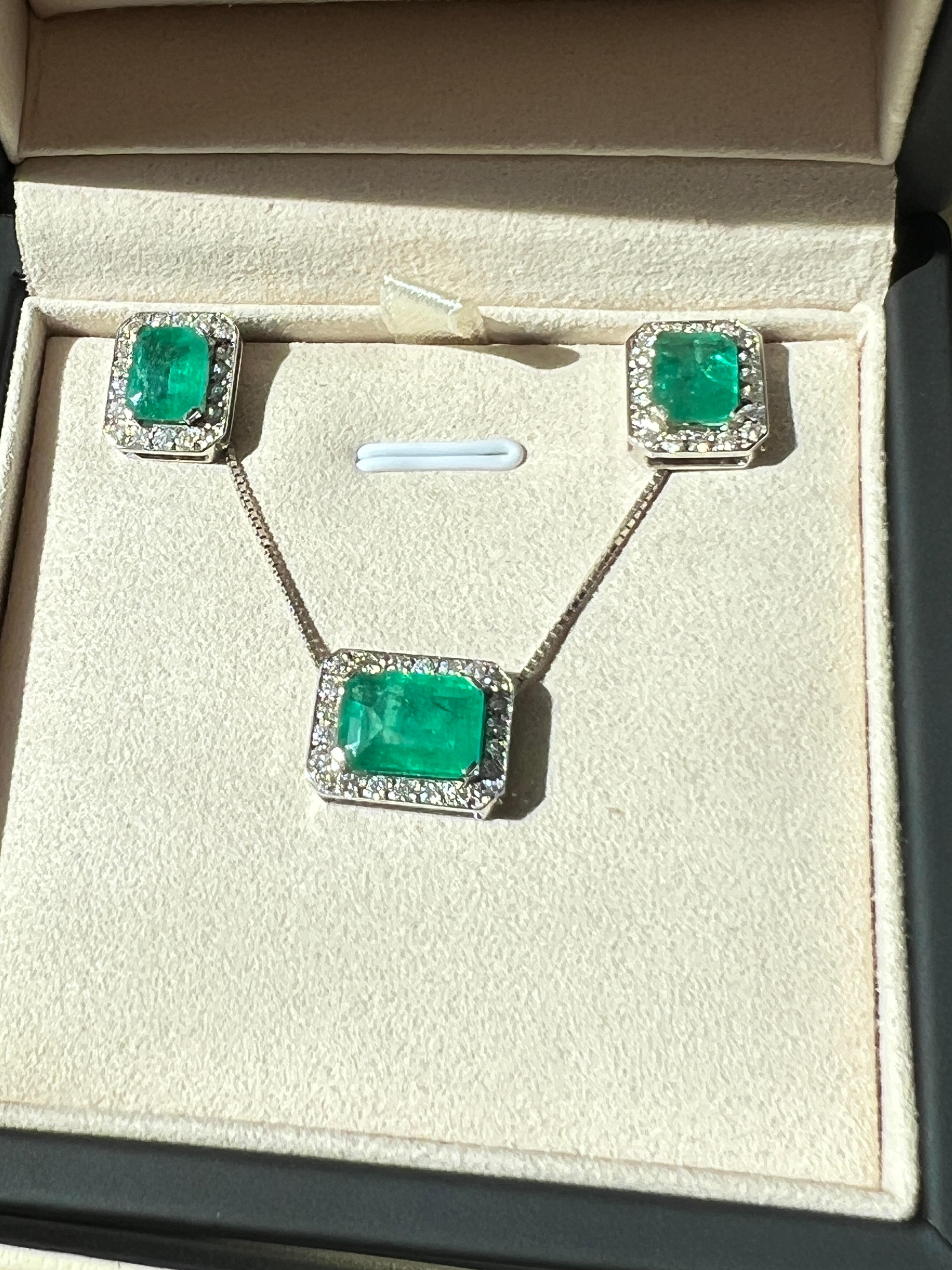Women's or Men's 18K Solid Gold Emerald Jewelry Set – Necklace and Earrings For Sale