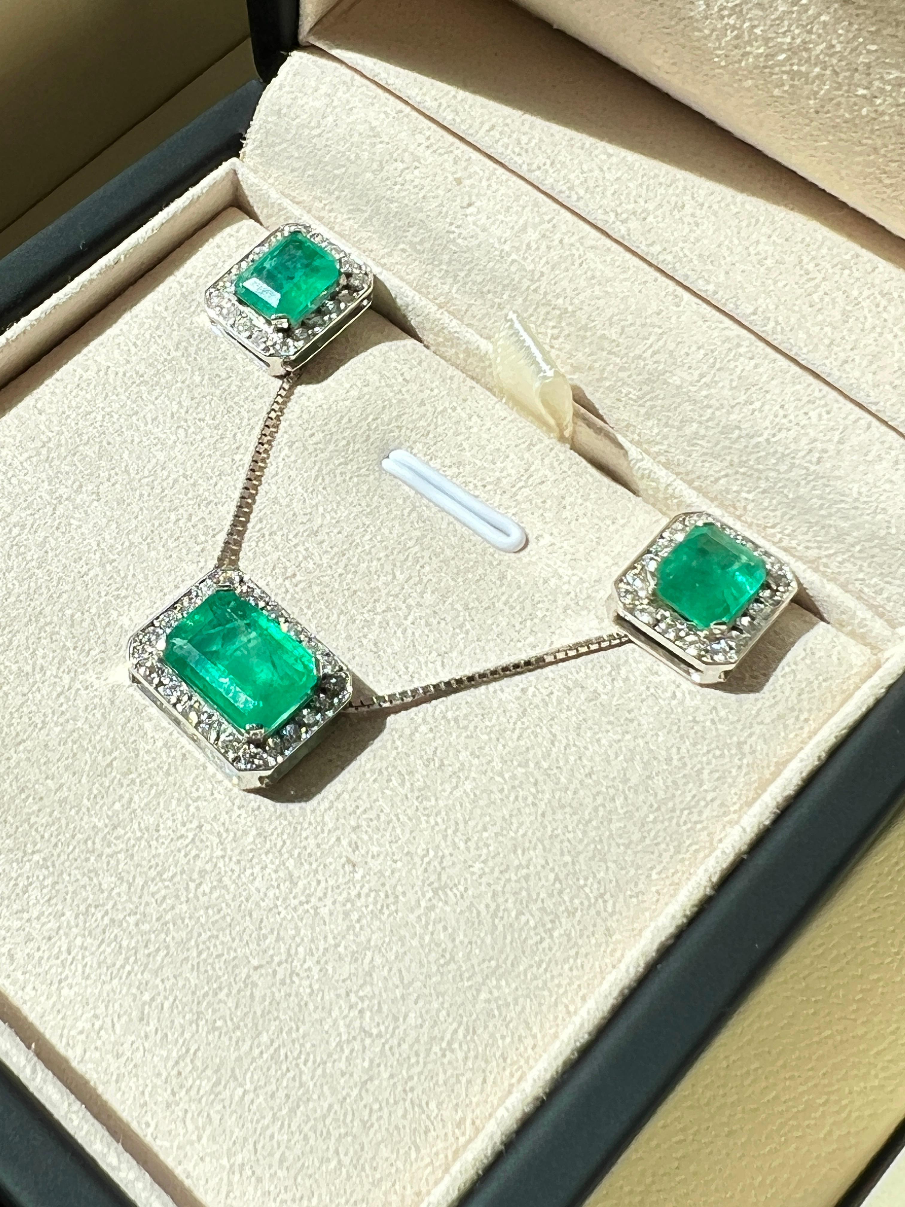 18K Solid Gold Emerald Jewelry Set – Necklace and Earrings For Sale 1