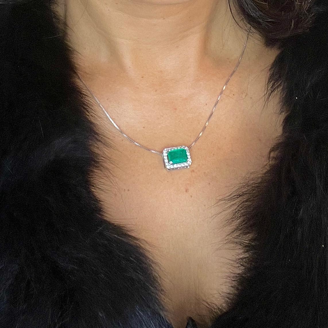 18K Solid Gold Emerald Jewelry Set – Necklace and Earrings For Sale 2