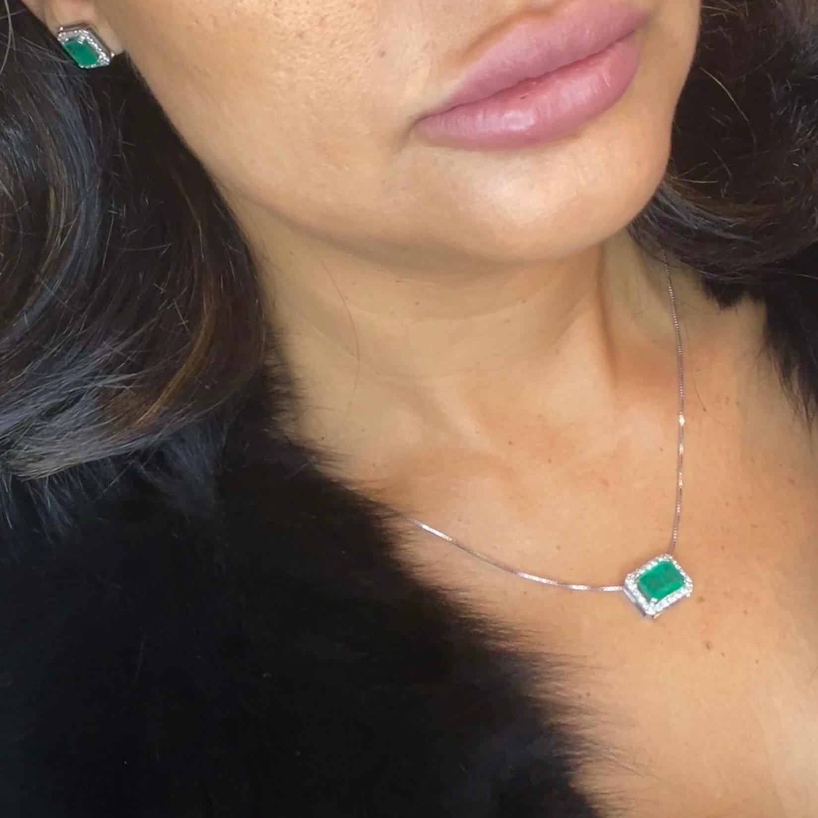 18K Solid Gold Emerald Jewelry Set – Necklace and Earrings For Sale 3