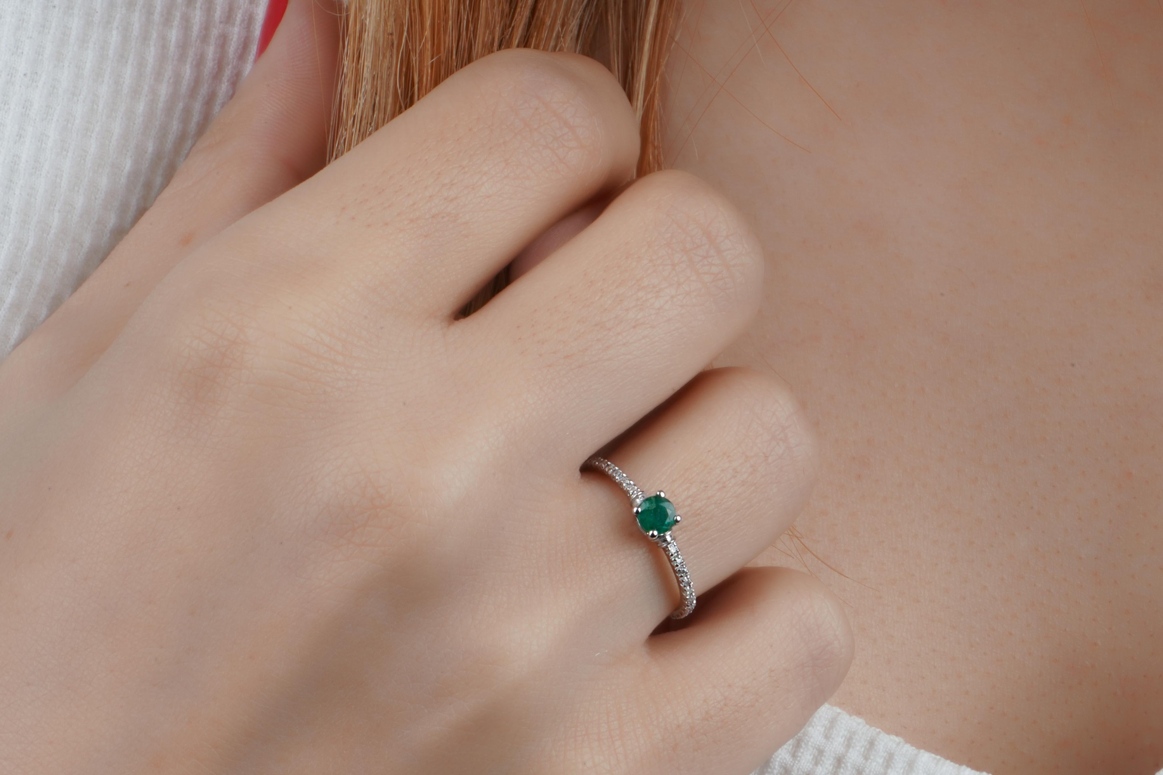 Are you looking for a ring that will make you feel like royalty? Do you want to impress your loved ones with a stunning and meaningful gift? If so, you will love the Endalaus emerald ring!

This ring is made of 18k solid gold and features a natural