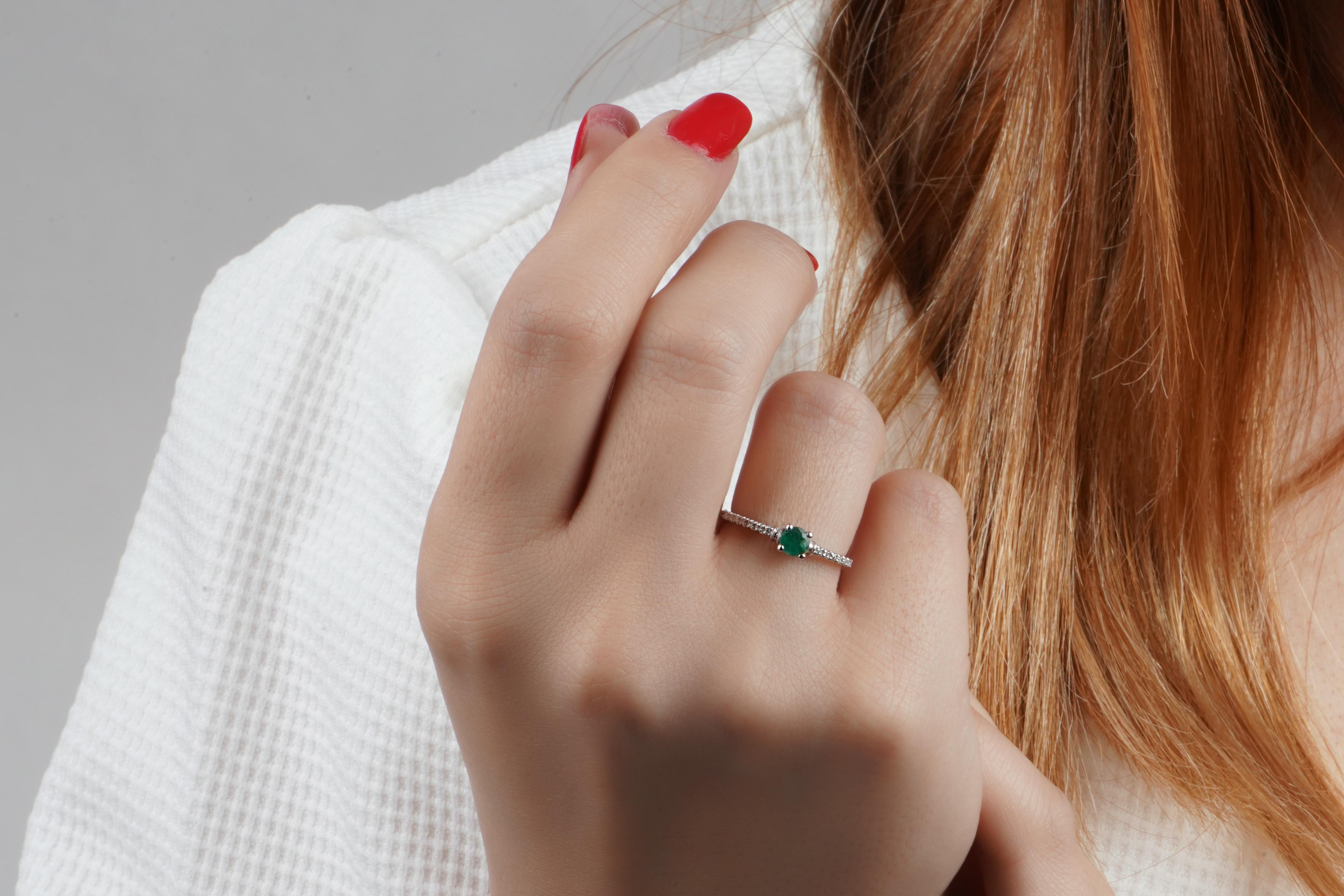 Art Deco 18k Solid Gold Endalaus emerald ring